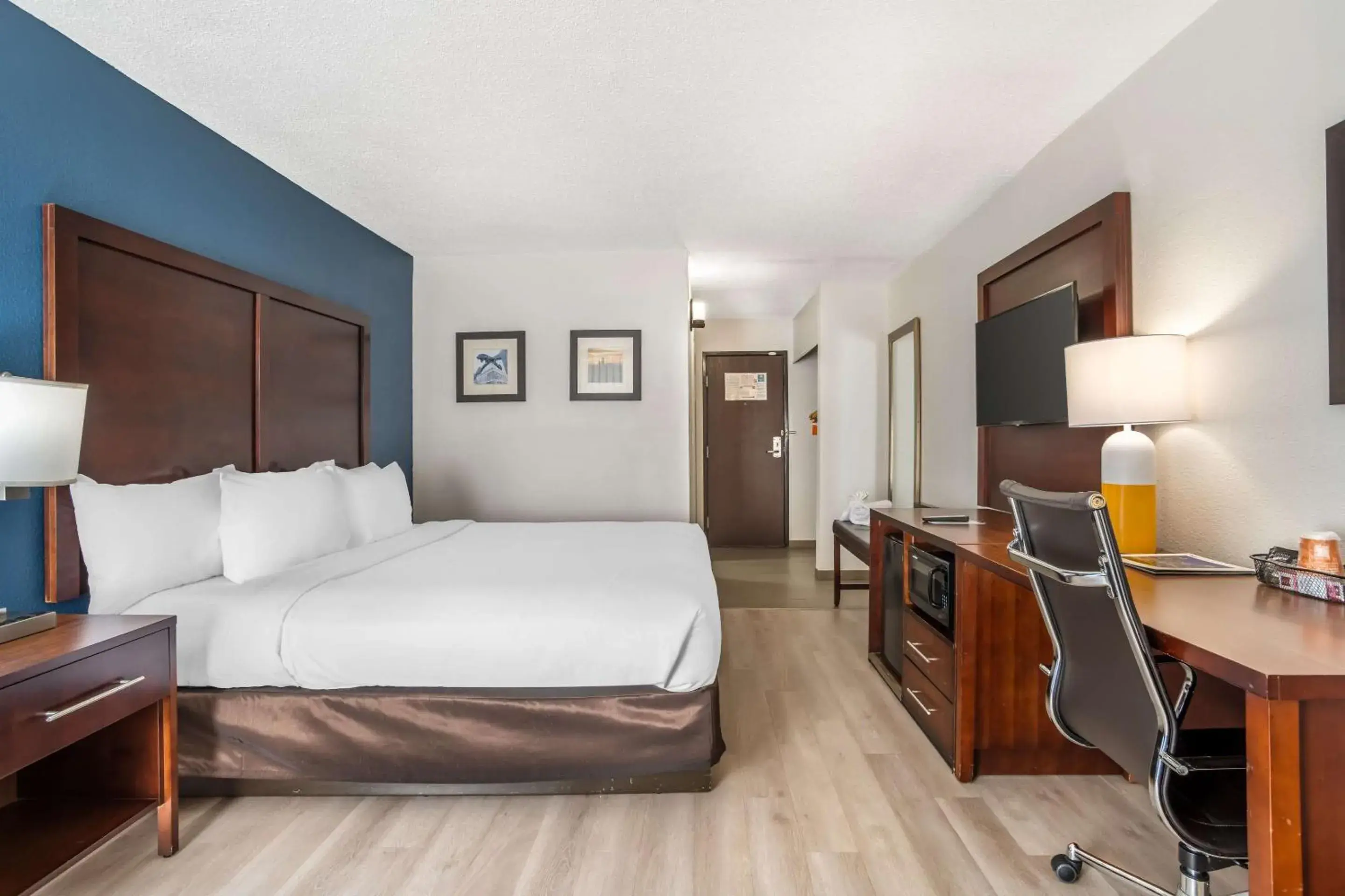 King Room - Non-Smoking in Comfort Inn Charlotte Airport Uptown King Room - Non-Smoking in Comfort Inn Charlotte Airport Uptown