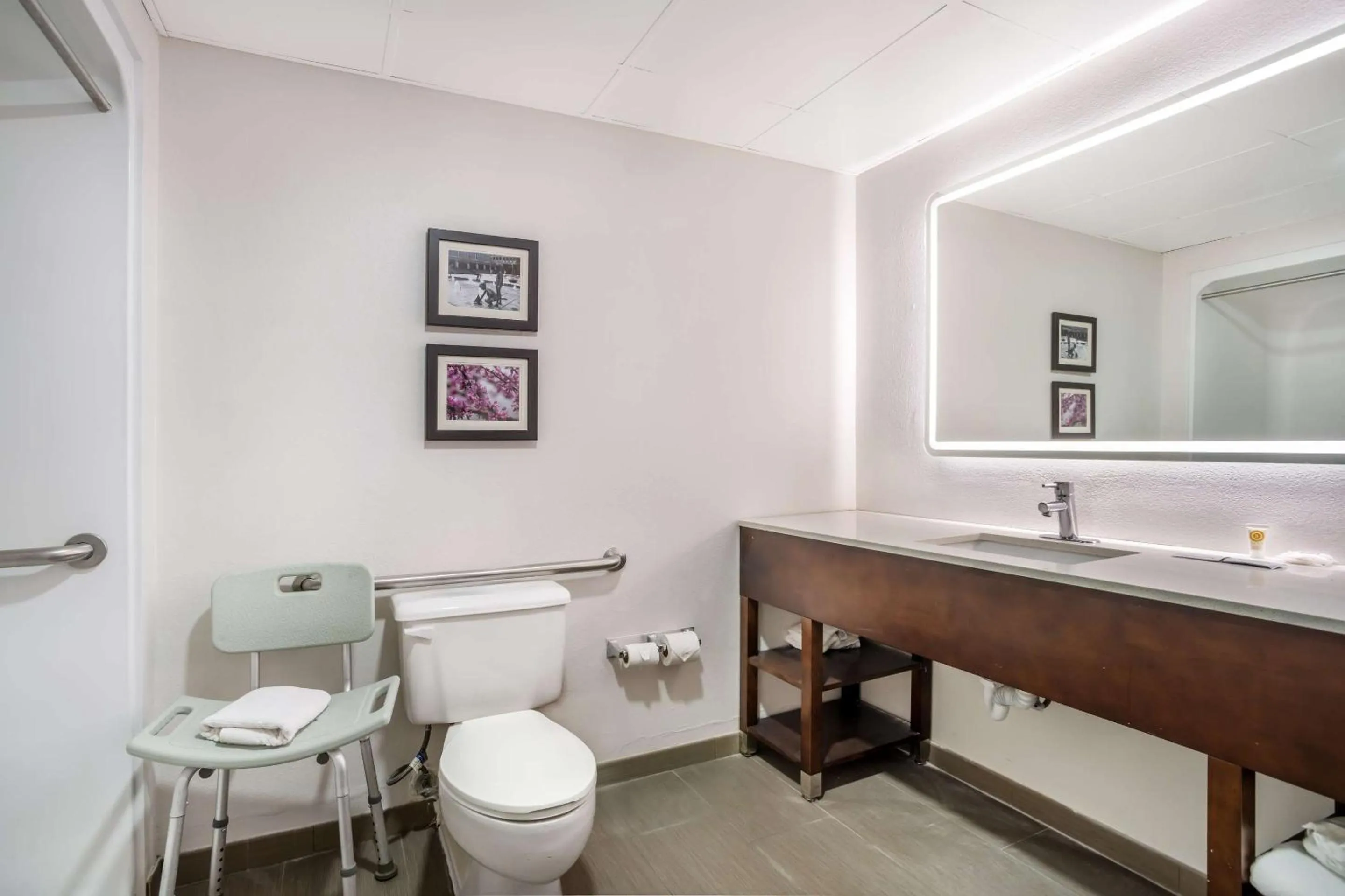 Bedroom in Comfort Inn Charlotte Airport Uptown