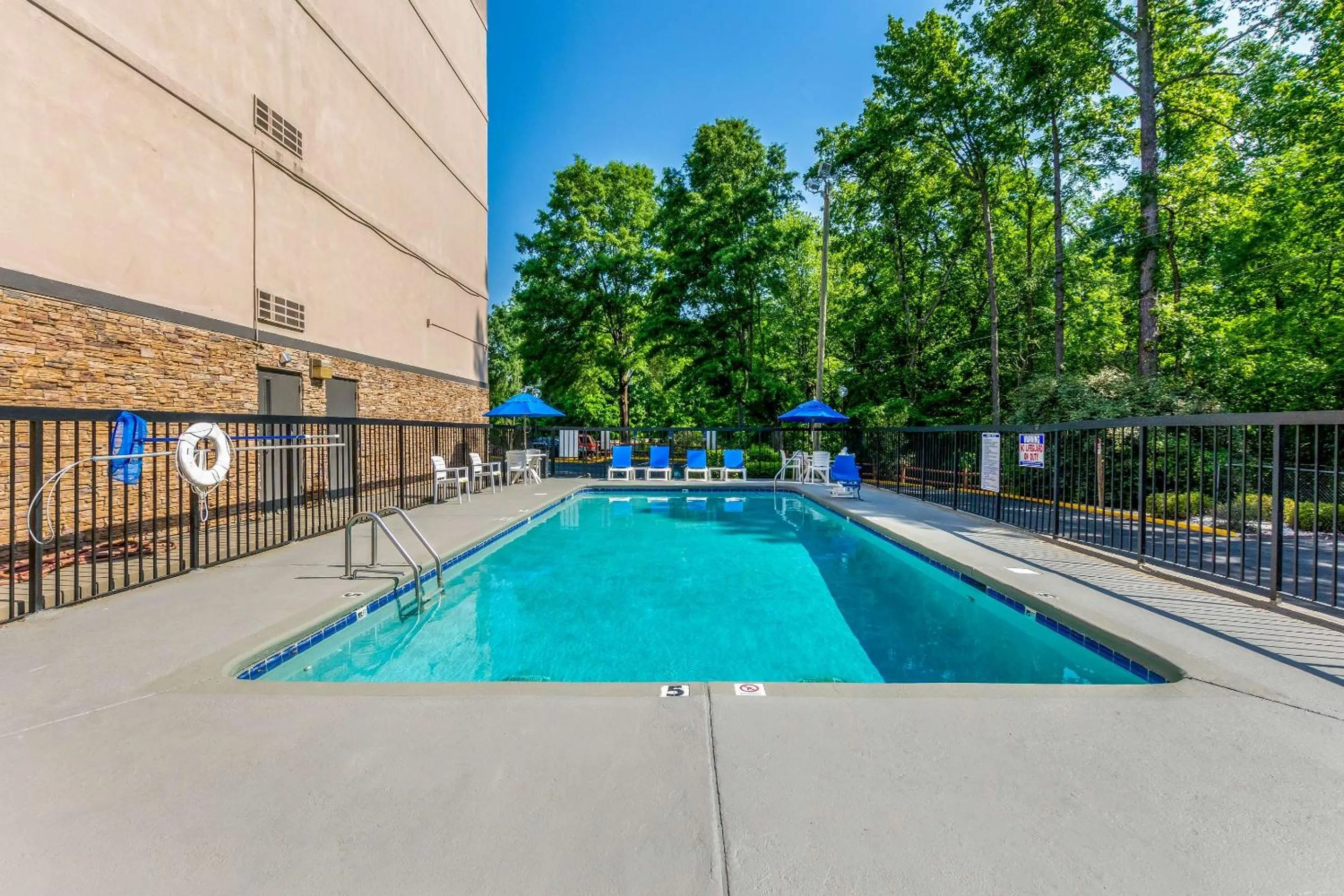 Swimming pool in Comfort Inn Charlotte Airport Uptown