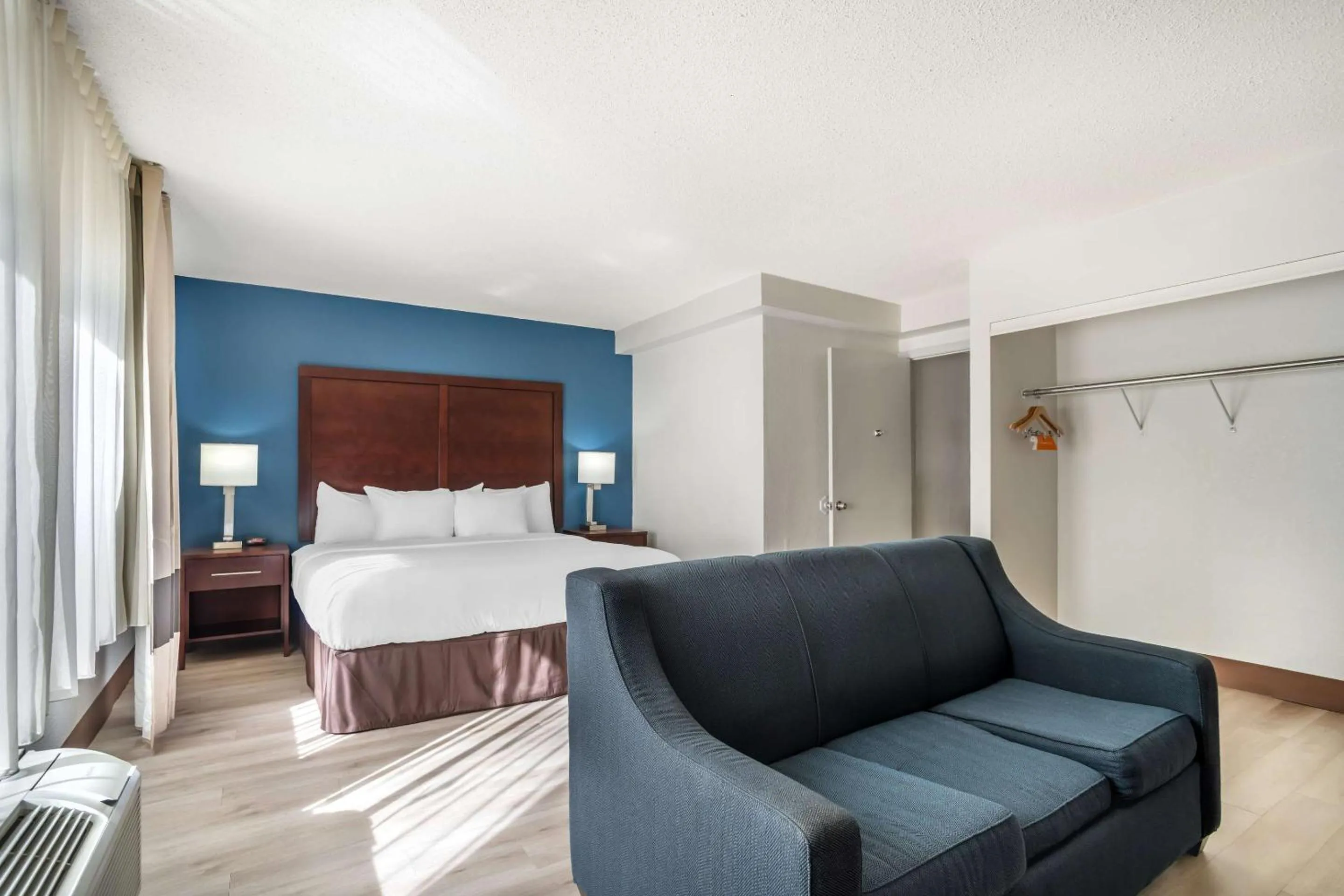 Bedroom, Bed in Comfort Inn Charlotte Airport Uptown