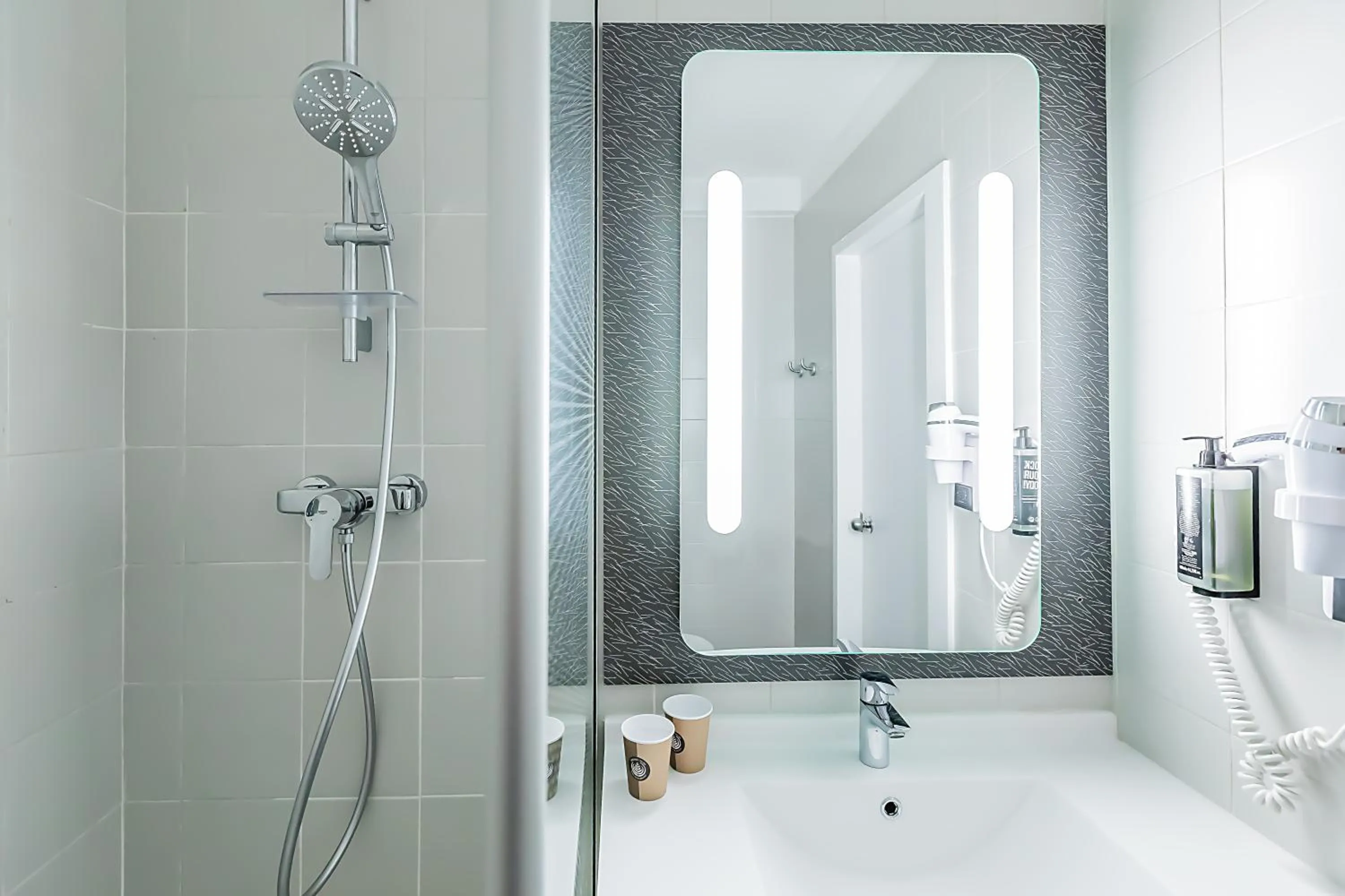 Bathroom in Hotel ibis Evora