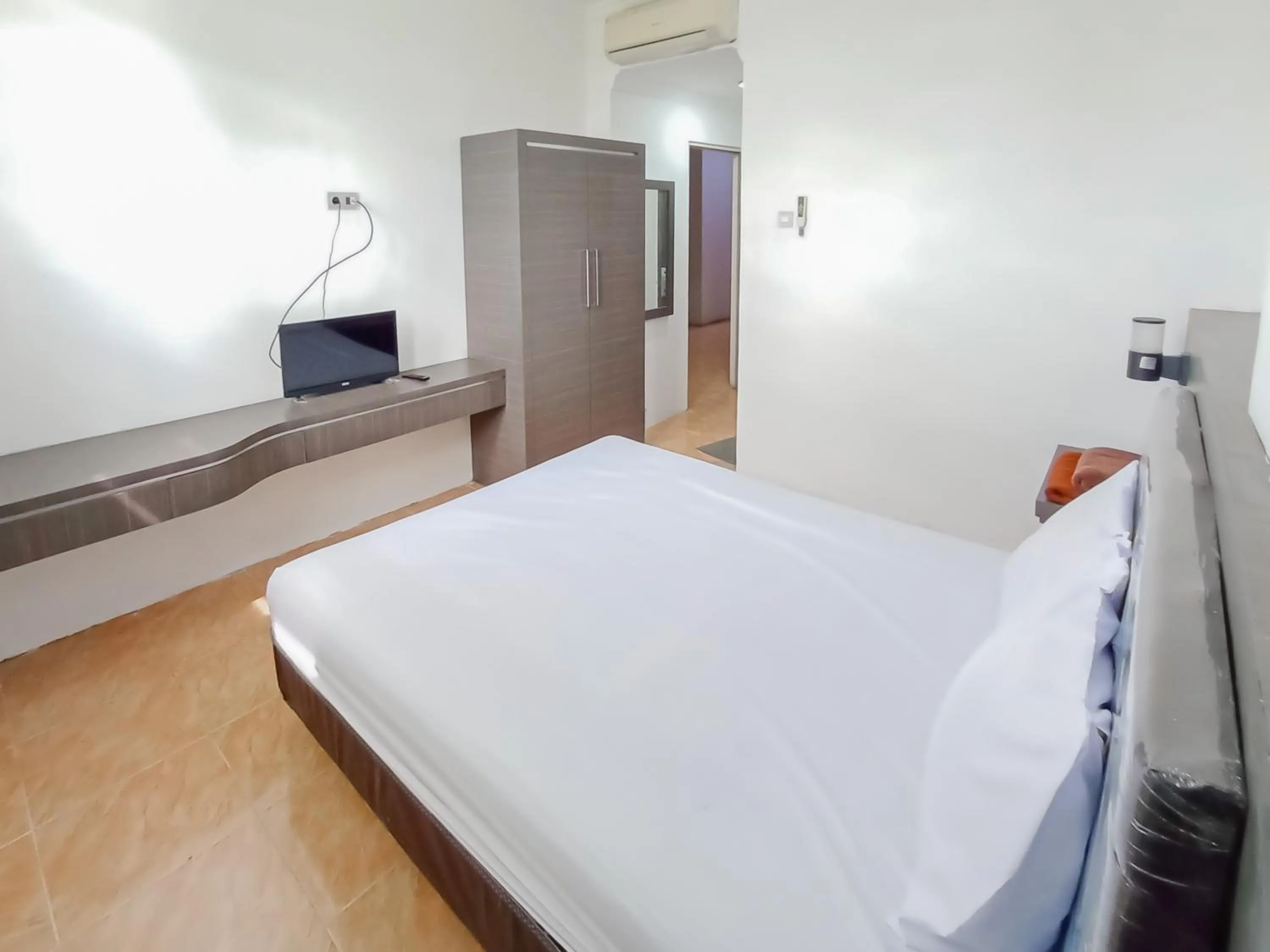 Bedroom, Bed in RedDoorz Syariah near Q-Mall Banjarbaru