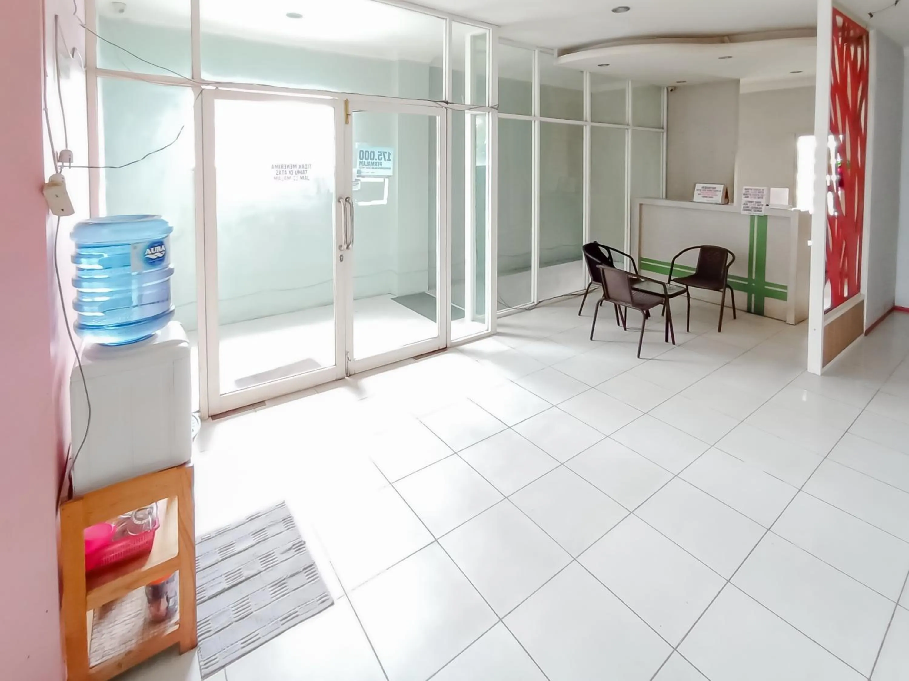 Lobby or reception in RedDoorz Syariah near Q-Mall Banjarbaru