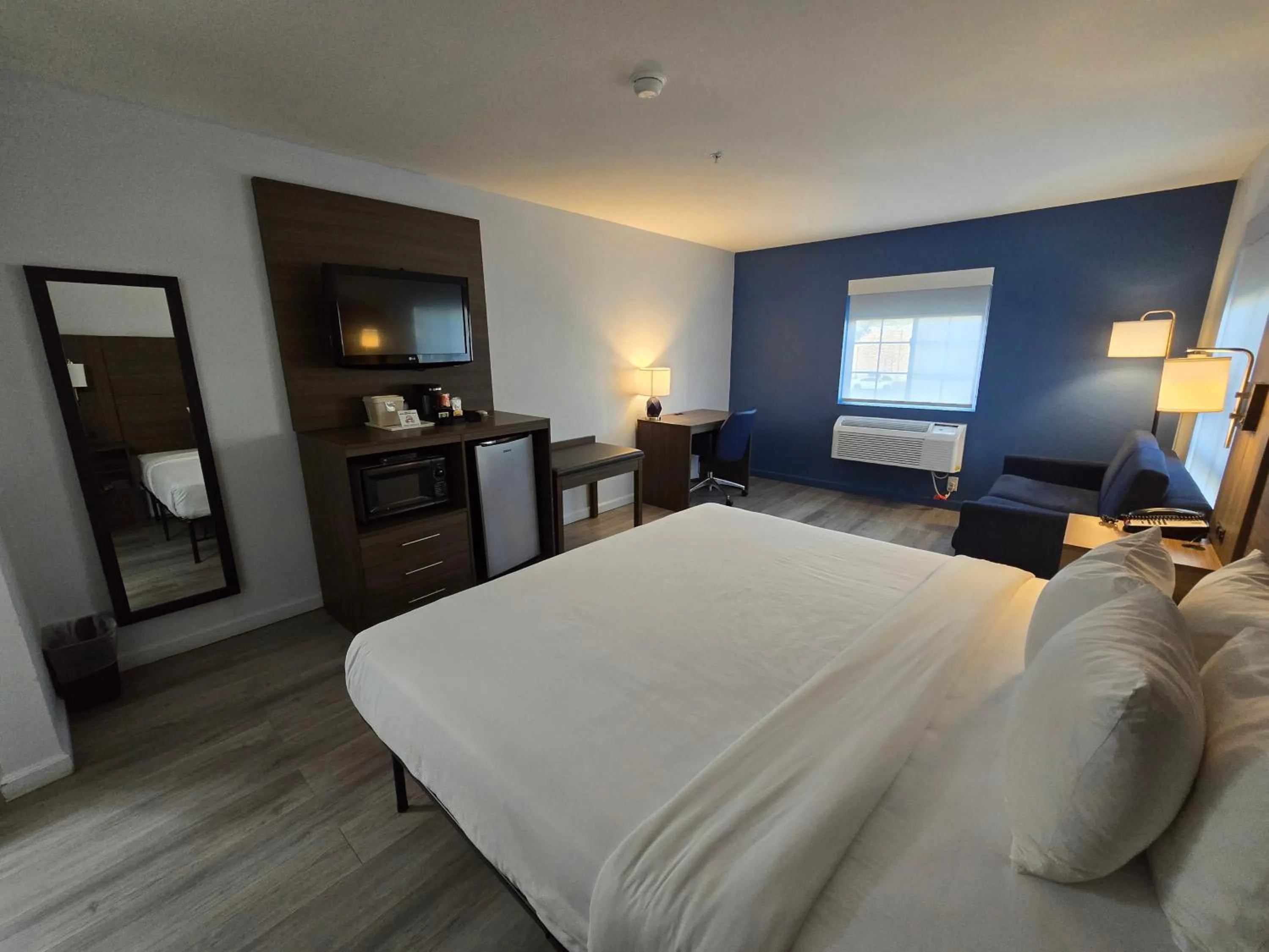 Bed in Quality Inn & Suites Tulare