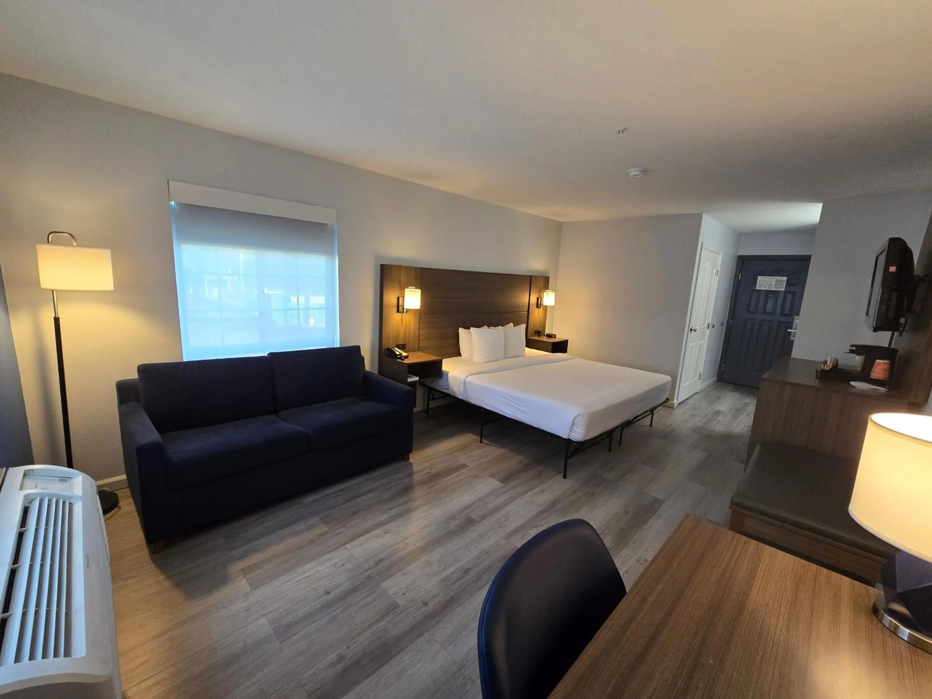 Bed in Quality Inn & Suites Tulare