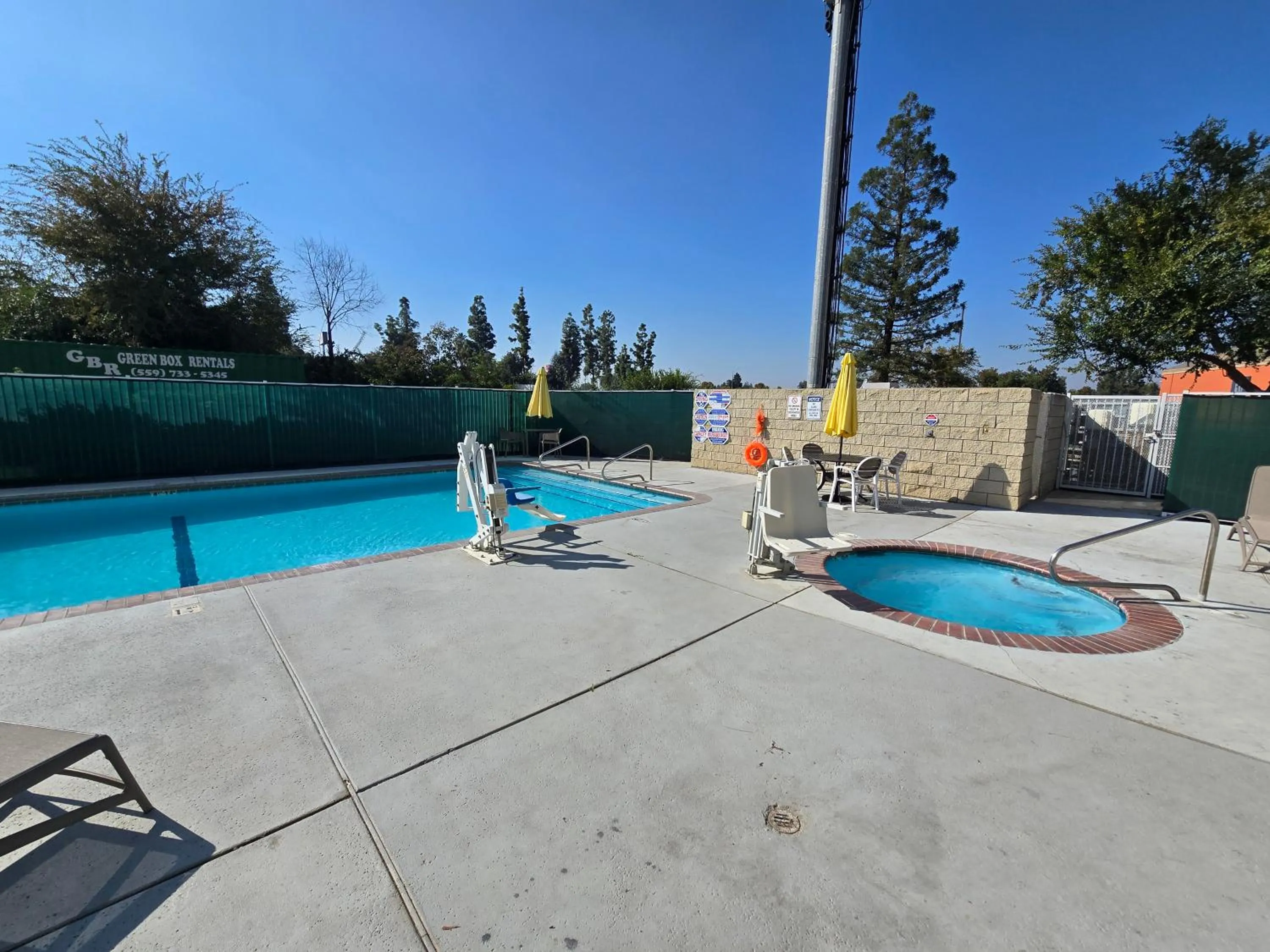 Swimming pool in Quality Inn & Suites Tulare