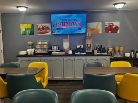 Breakfast in Quality Inn & Suites Tulare