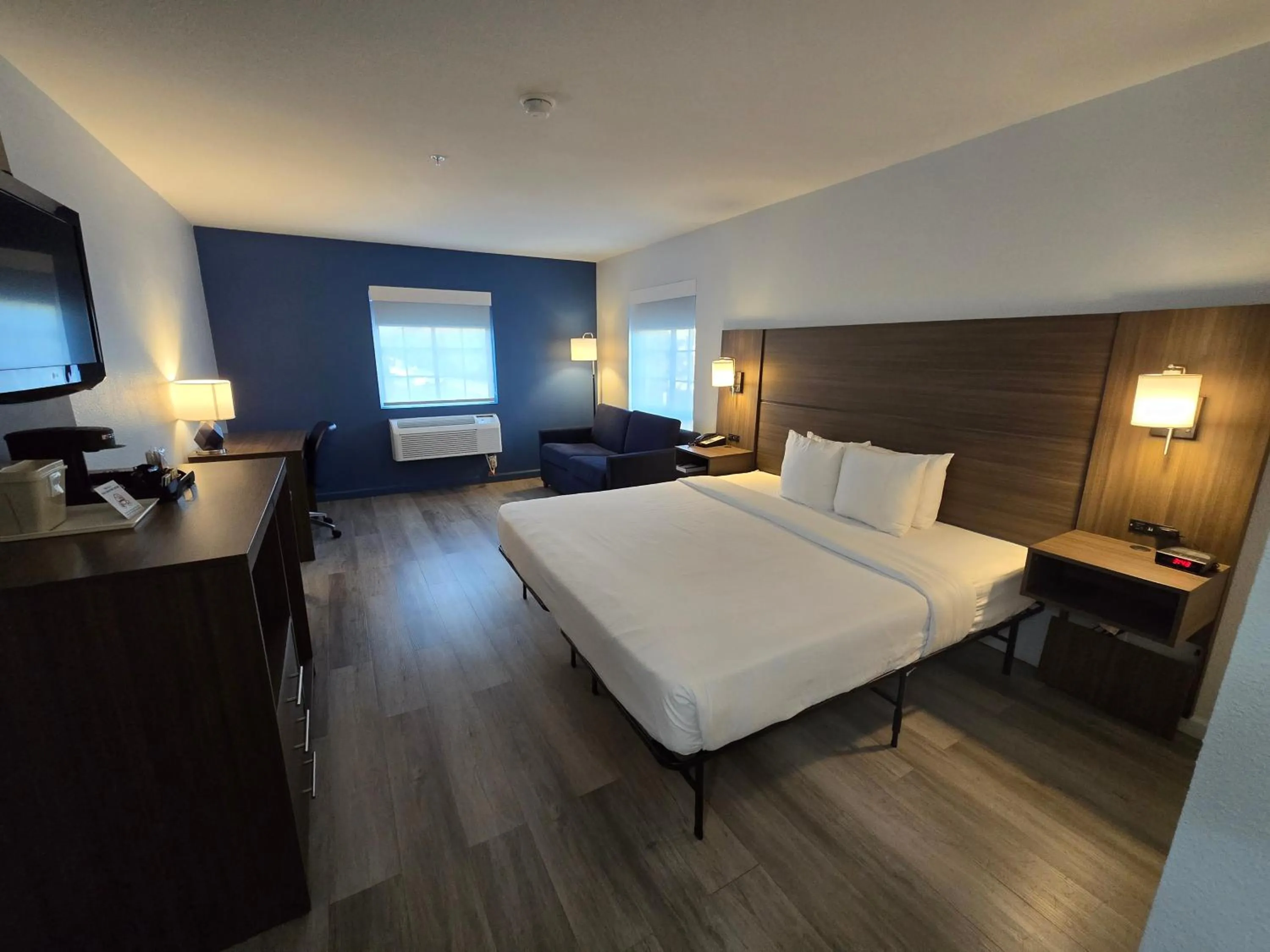 Bed in Quality Inn & Suites Tulare