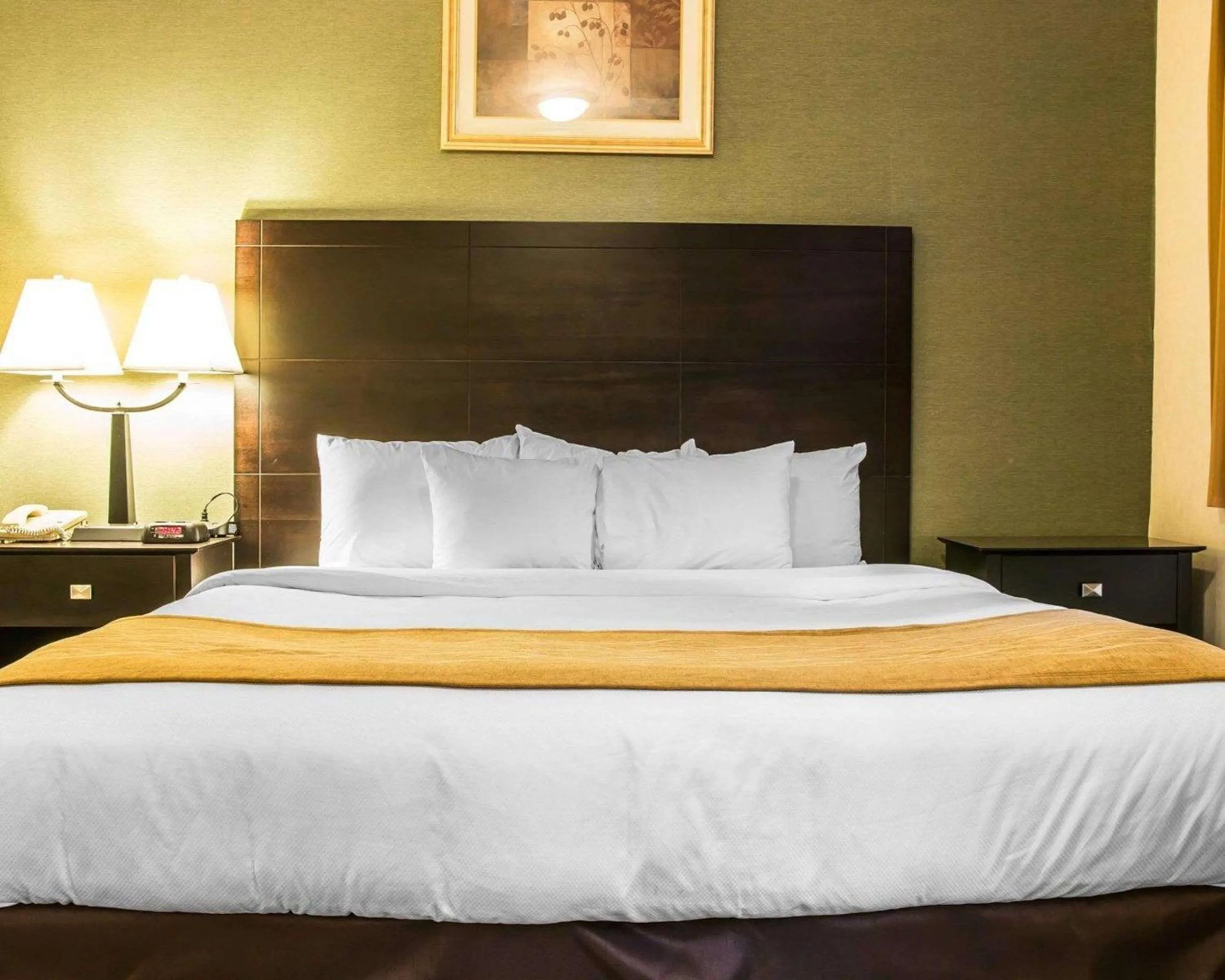 Bedroom, Bed in Comfort Inn Whitehall near Michigan's Adventure