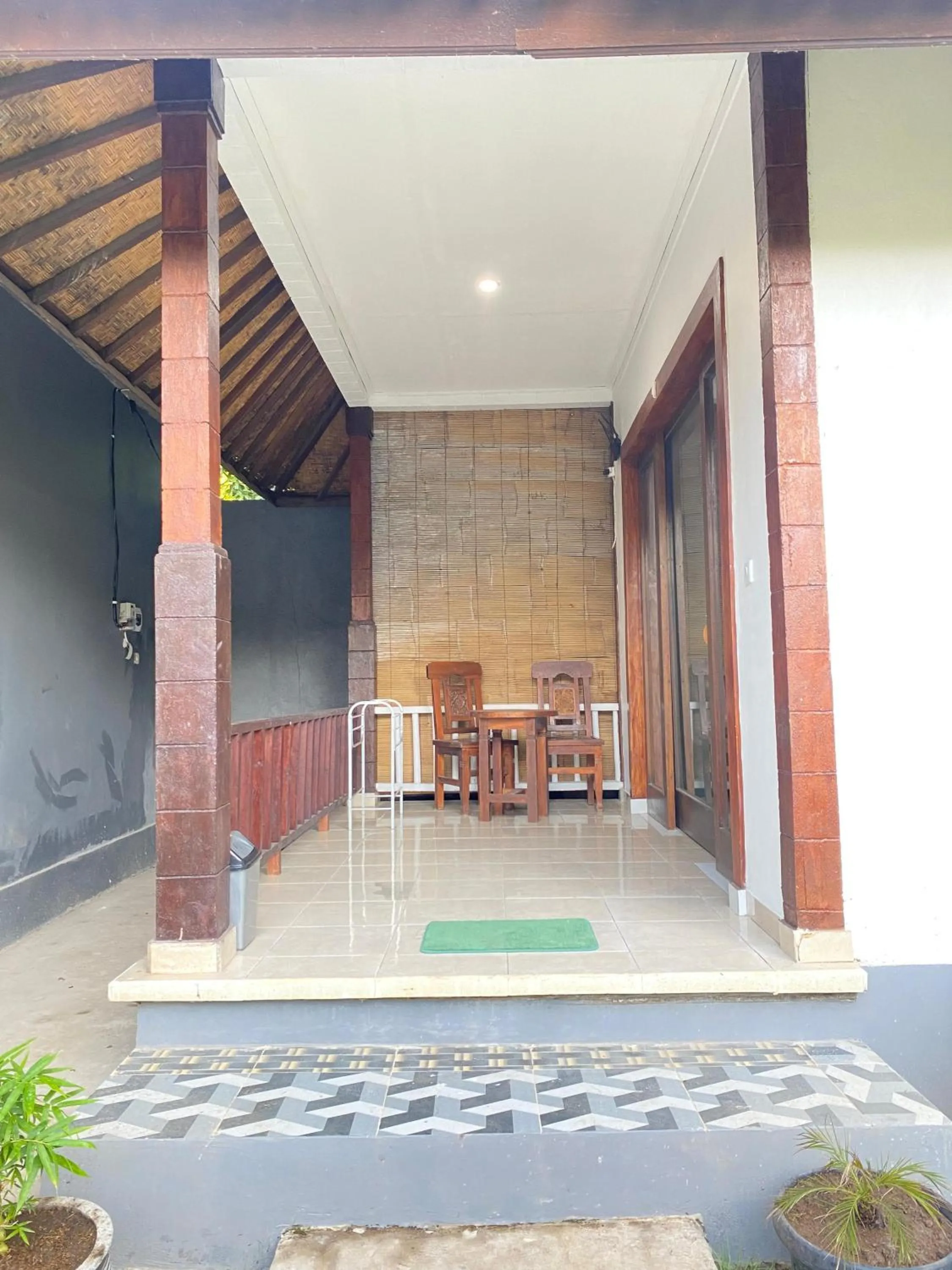 COCONUT BEACH BUNGALOWs & WARUNG 2