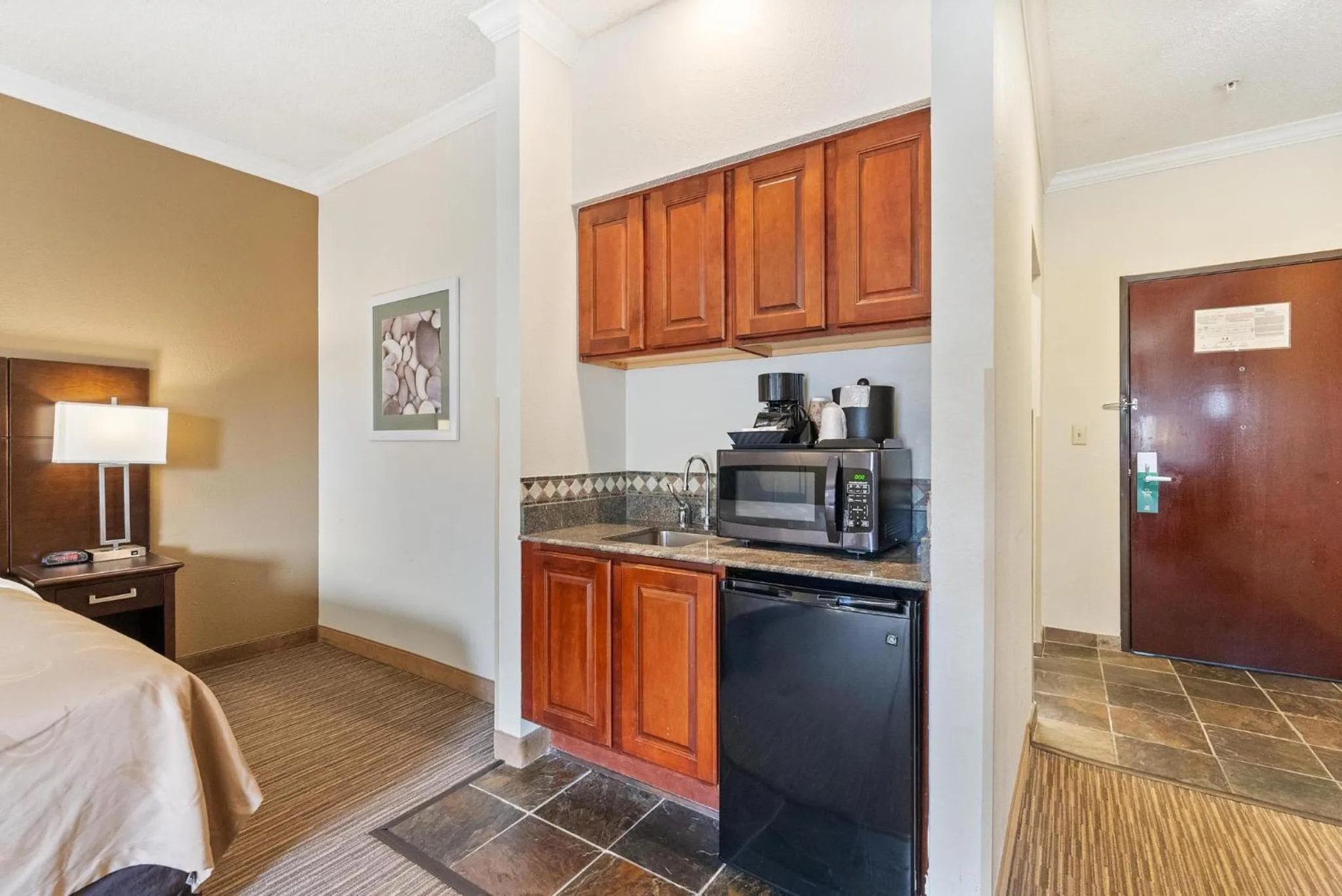 minibar, Bed in Quality Inn & Suites Seabrook- NASA- Kemah