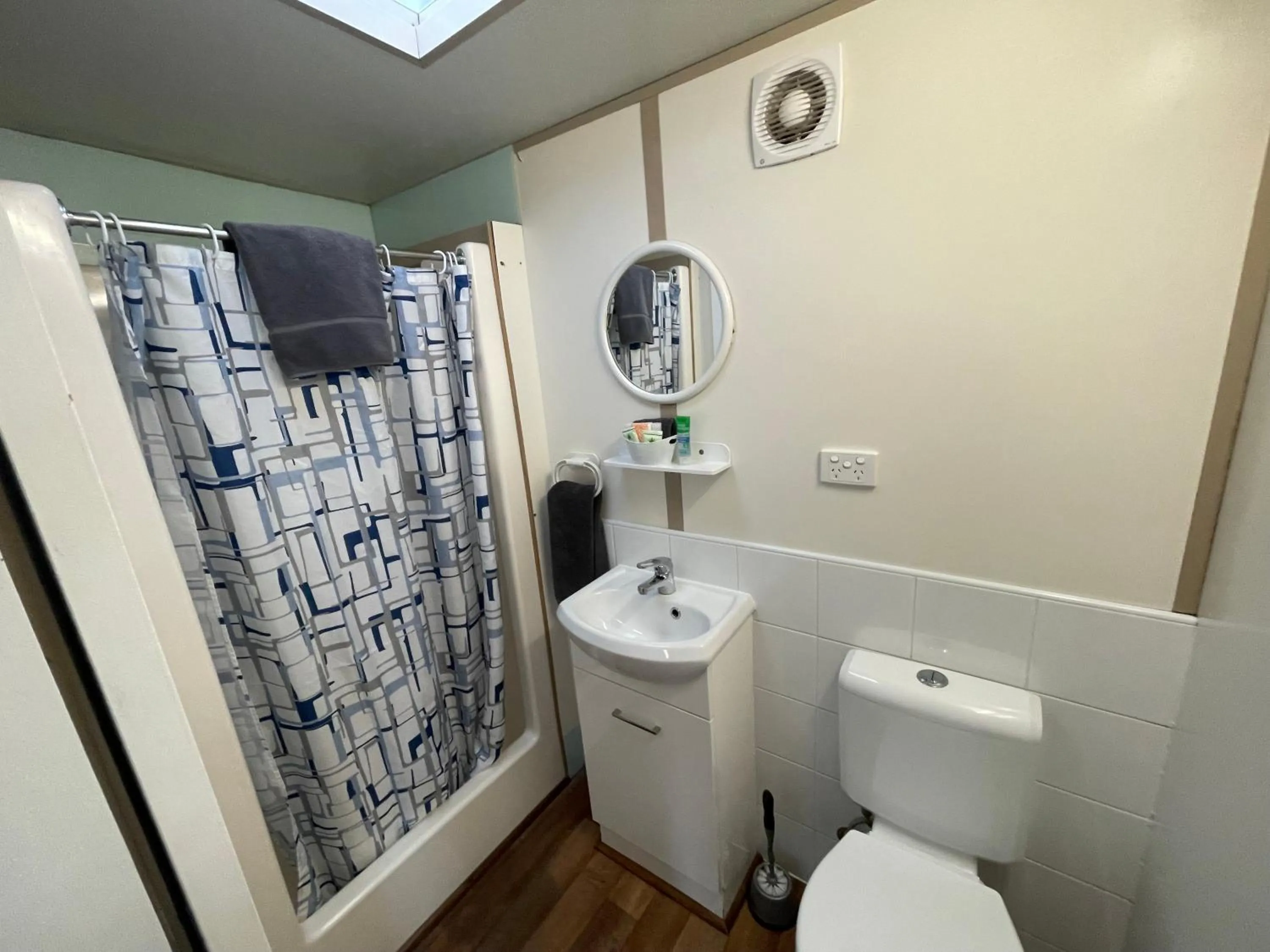 Bathroom in Acacia Caravan Park & Holiday Units