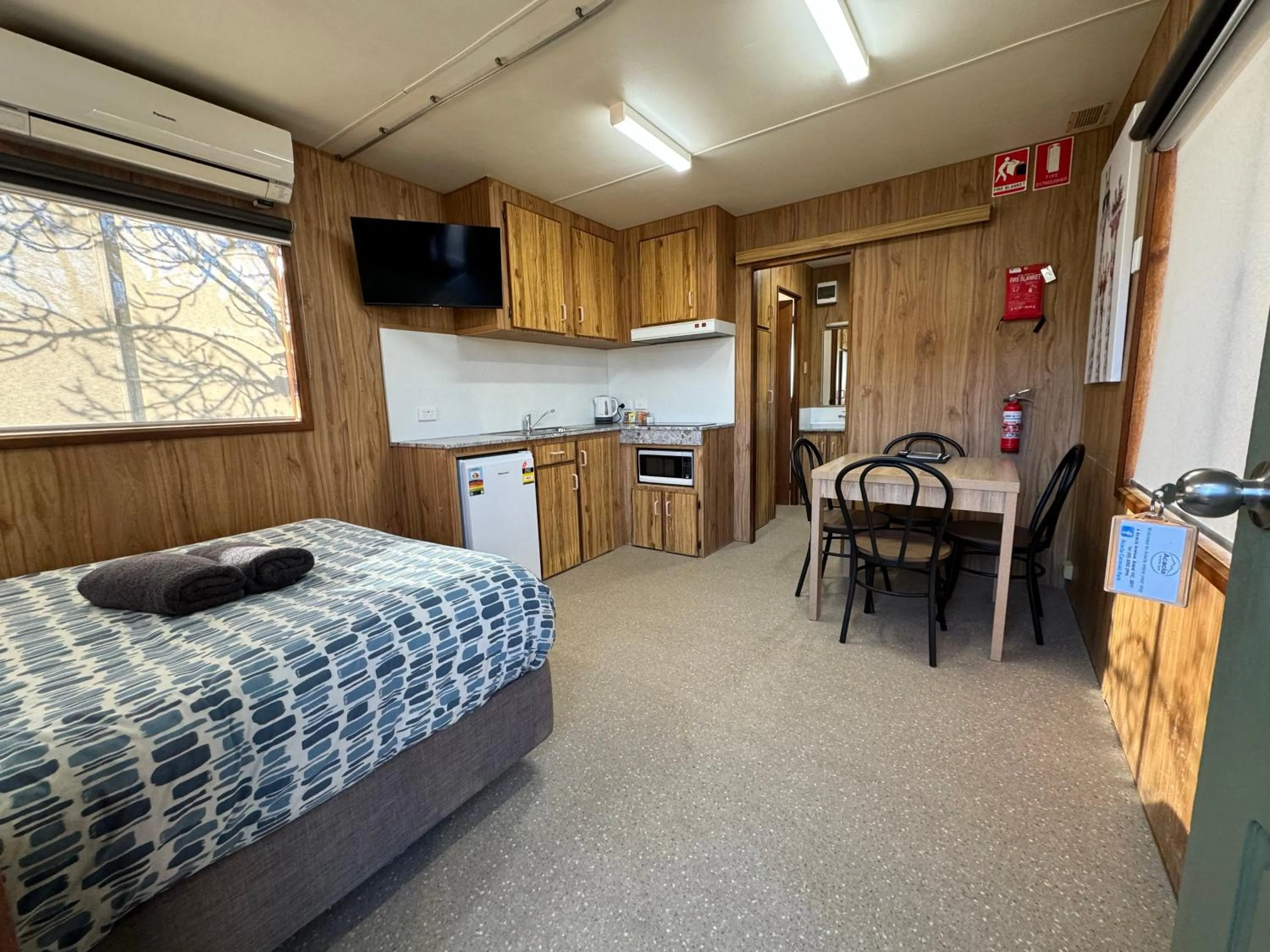 Kitchen or kitchenette, Bed in Acacia Caravan Park & Holiday Units