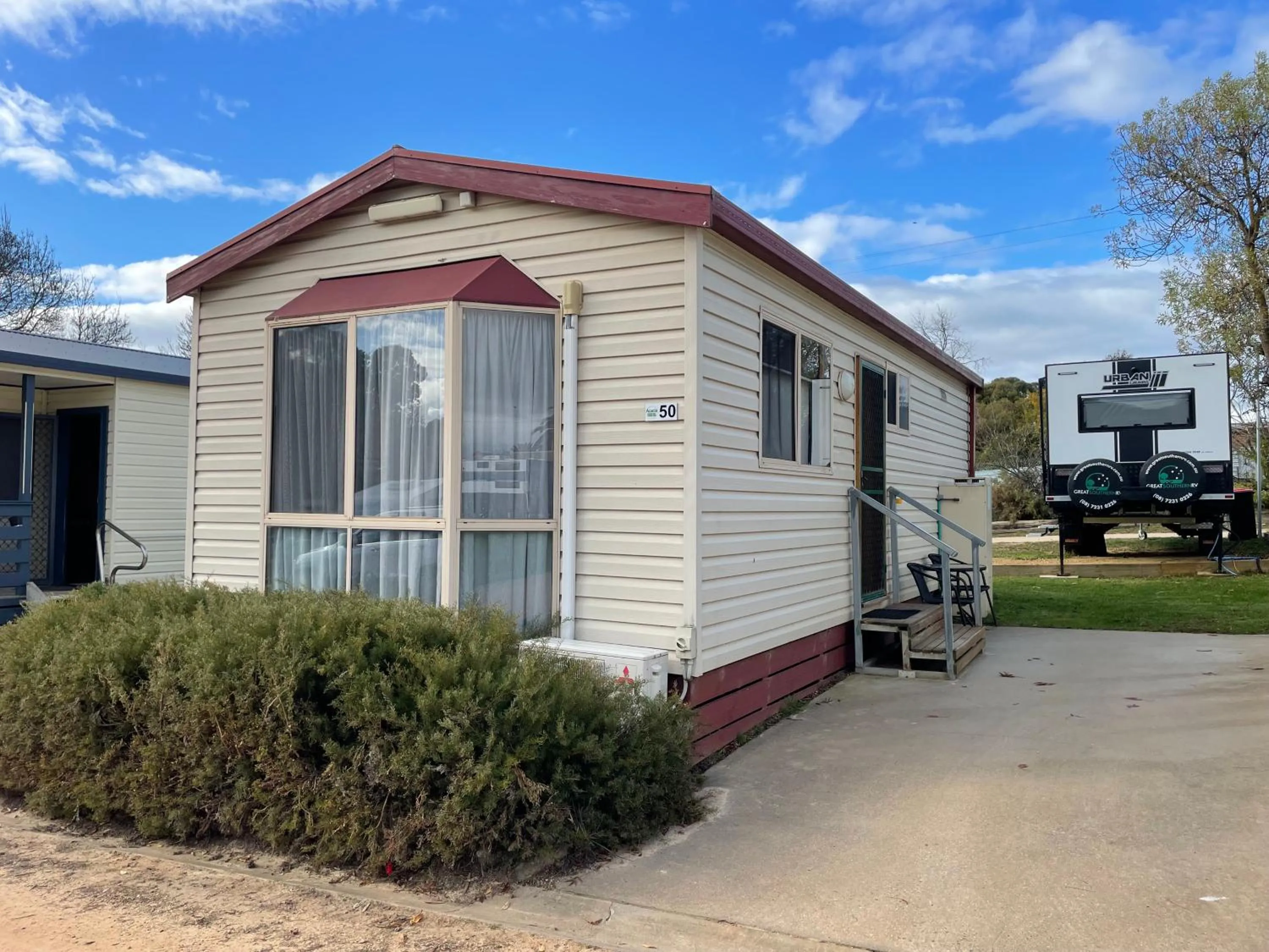 Property building in Acacia Caravan Park & Holiday Units