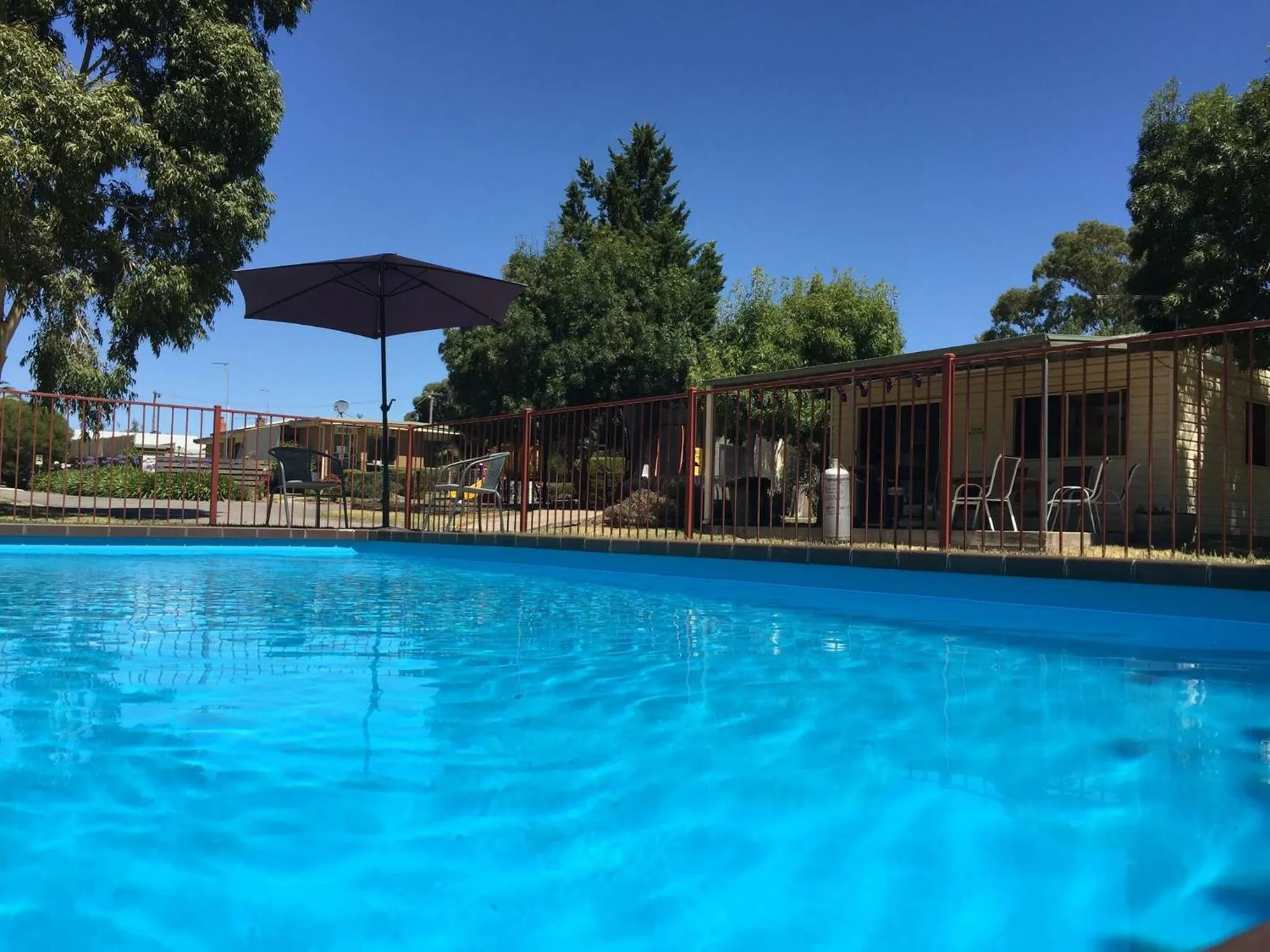 Swimming pool in Acacia Caravan Park & Holiday Units