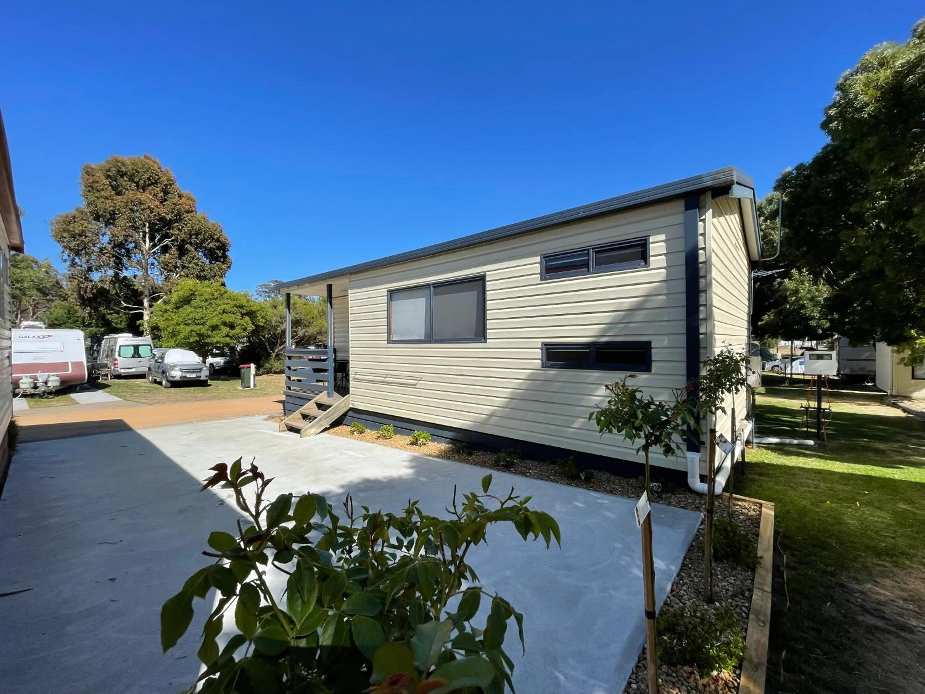 Property building in Acacia Caravan Park & Holiday Units