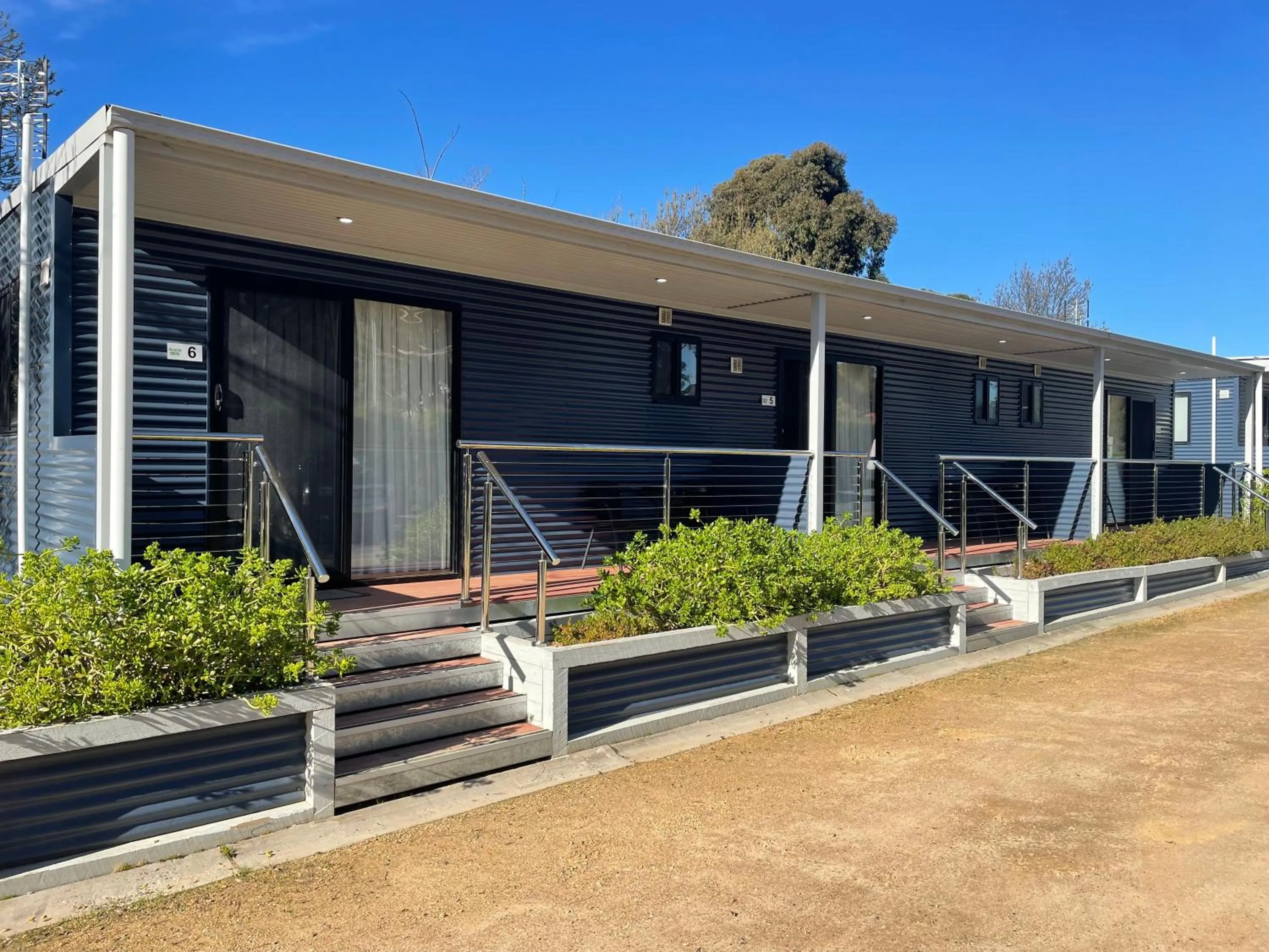 Property building in Acacia Caravan Park & Holiday Units