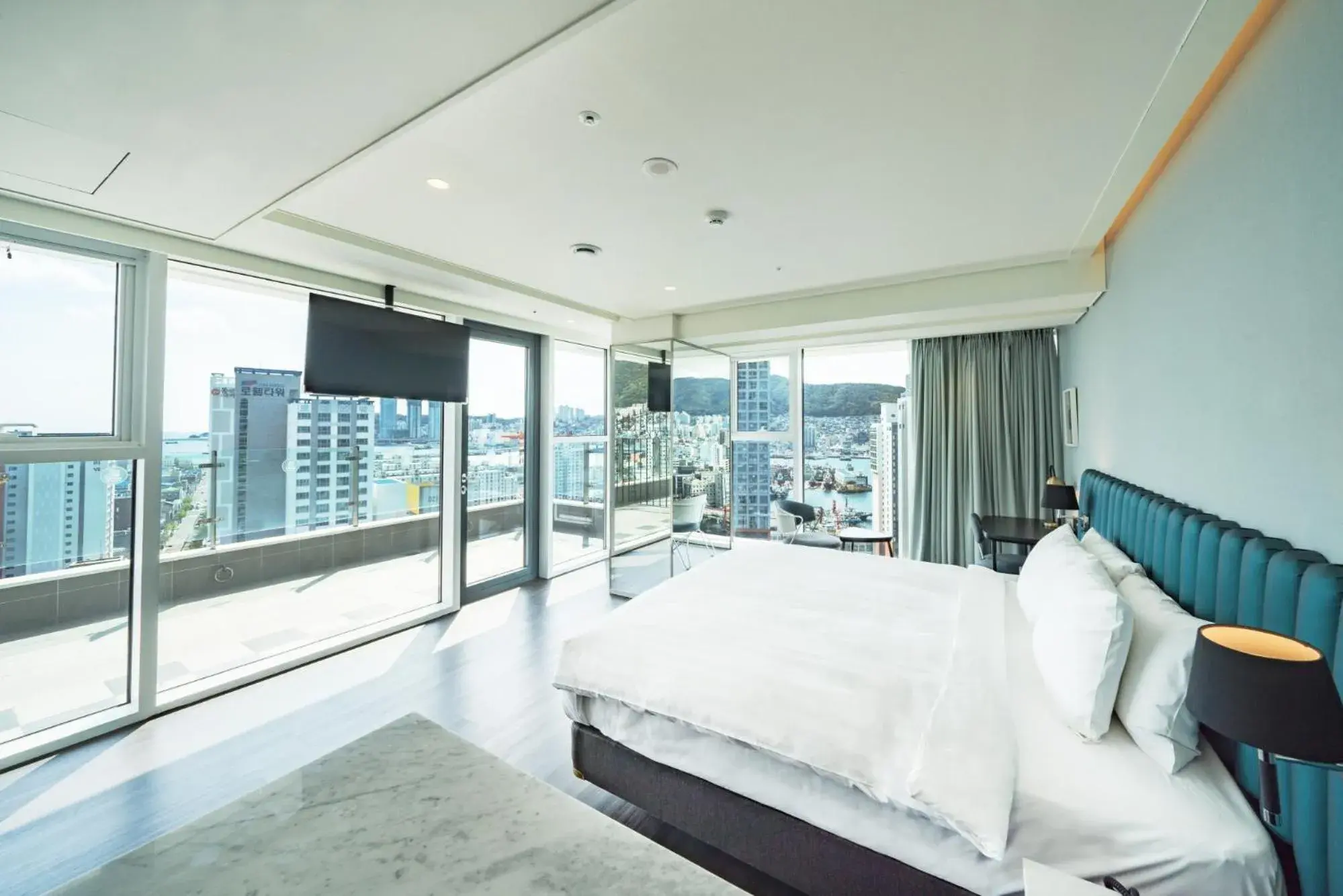 Corner Double Room with City view in Lavalse Hotel Corner Double Room with City view in Lavalse Hotel