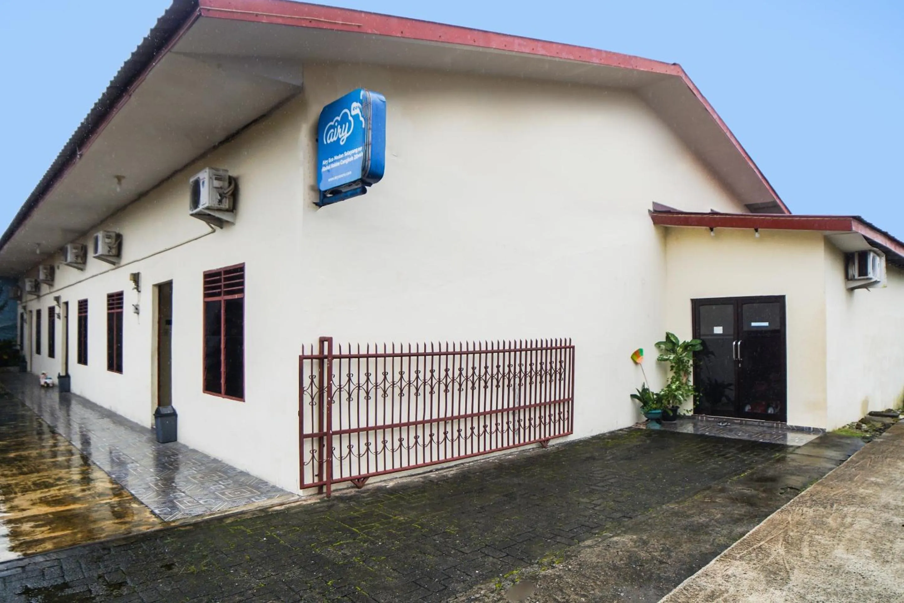 Facade/entrance in Hotel O Sky Residence Cengkeh