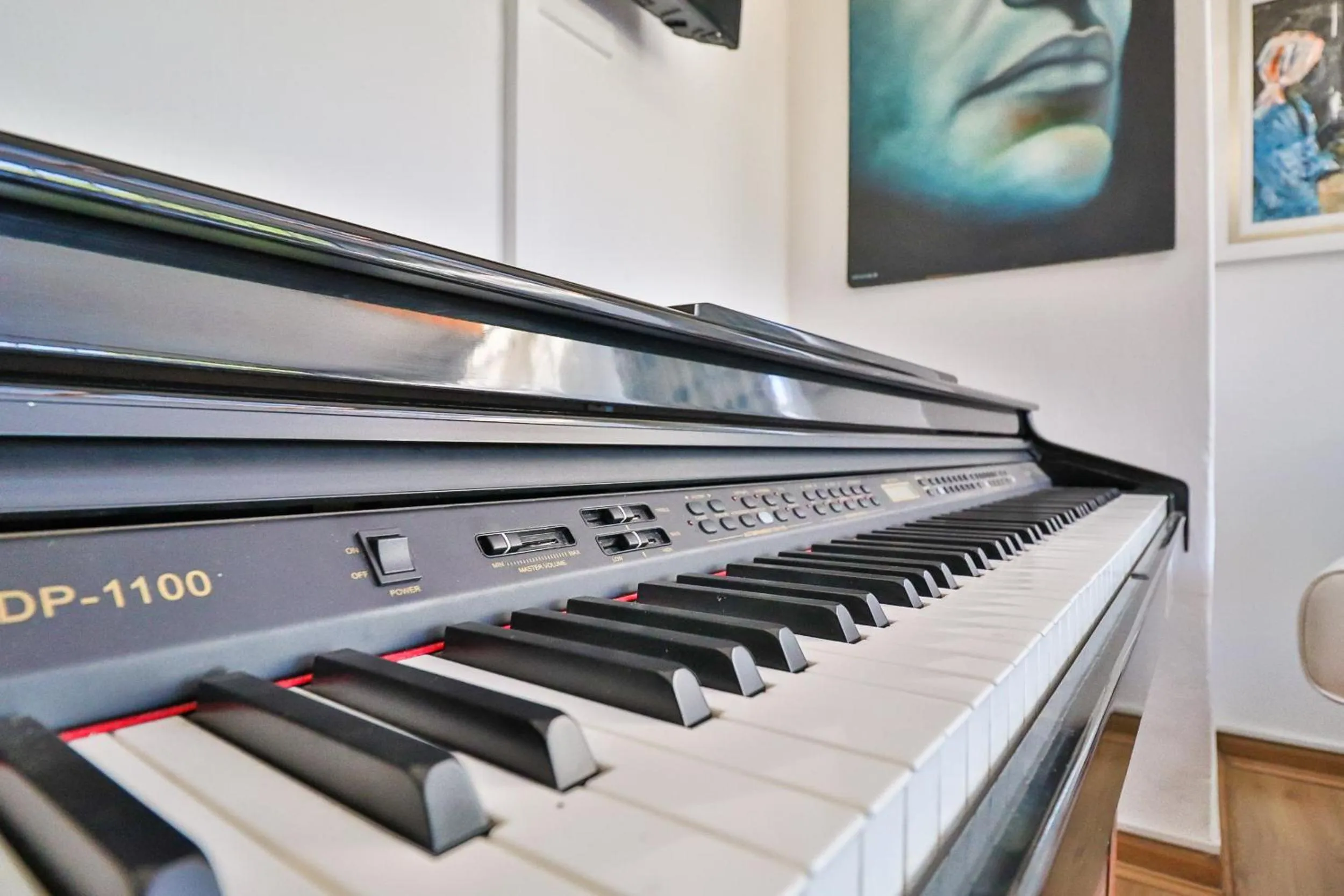 Communal lounge/ TV room in Sunbury Bed and Breakfast