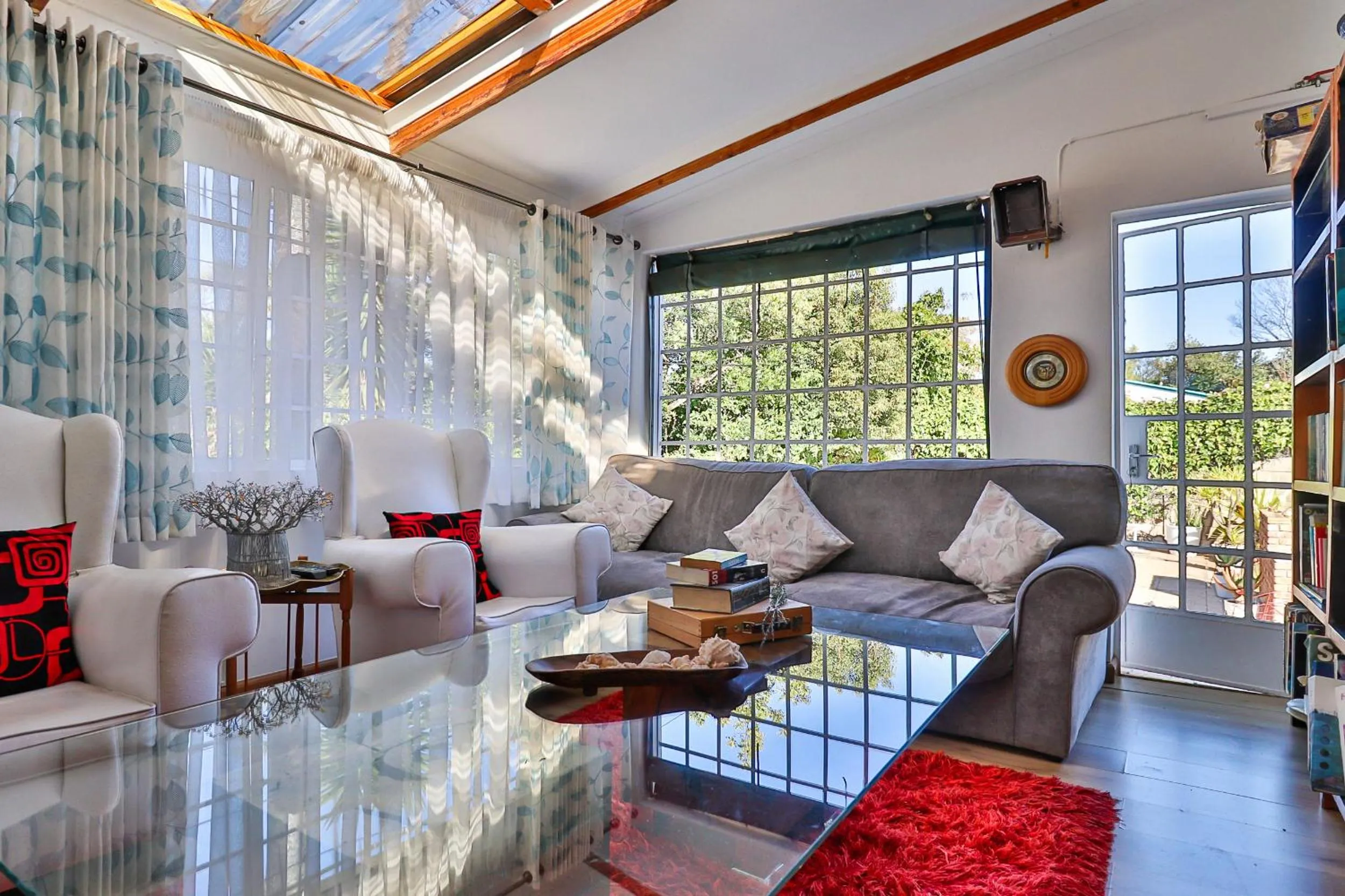 Communal lounge/ TV room in Sunbury Bed and Breakfast