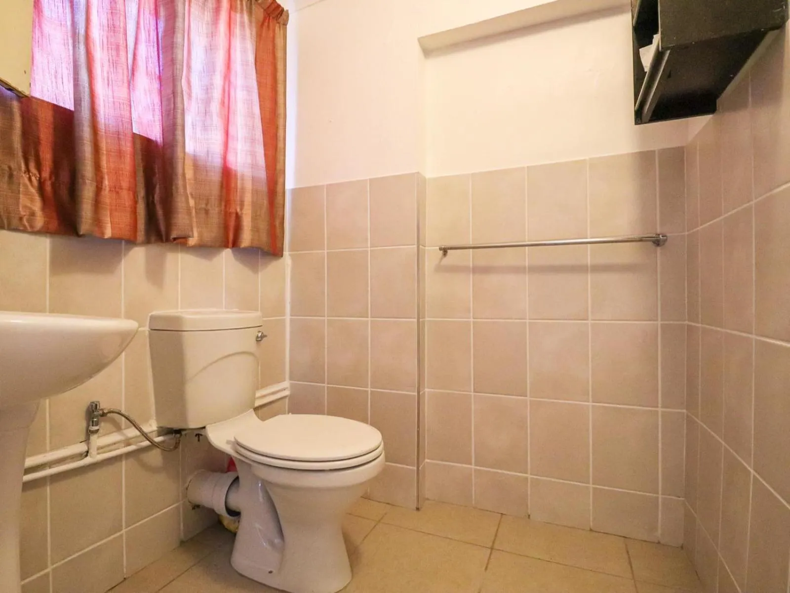 Toilet in Sunbury Bed and Breakfast