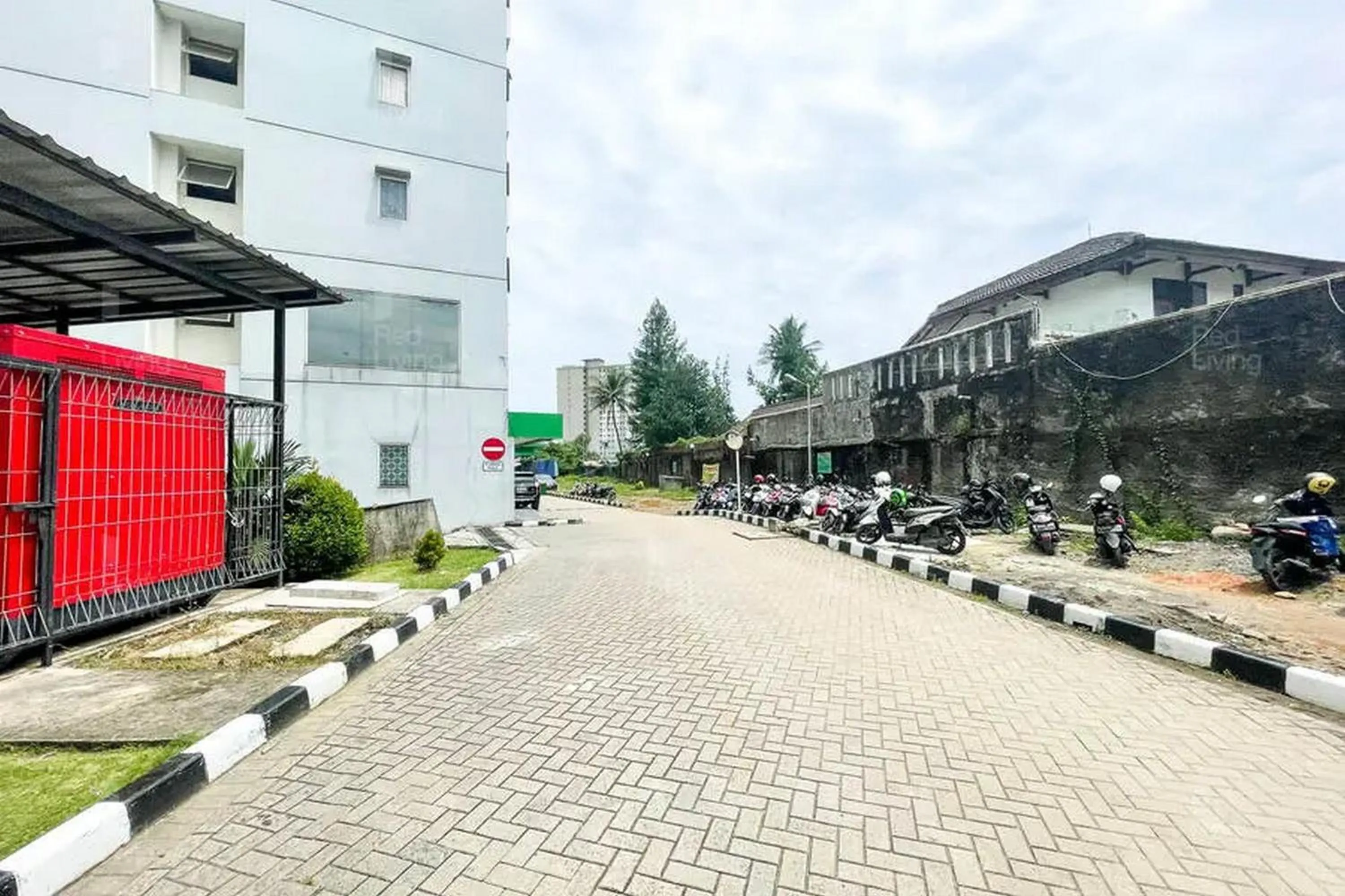 Property building in RedLiving Apartemen Green Lake View Ciputat - Pelangi Rooms 2 Tower E