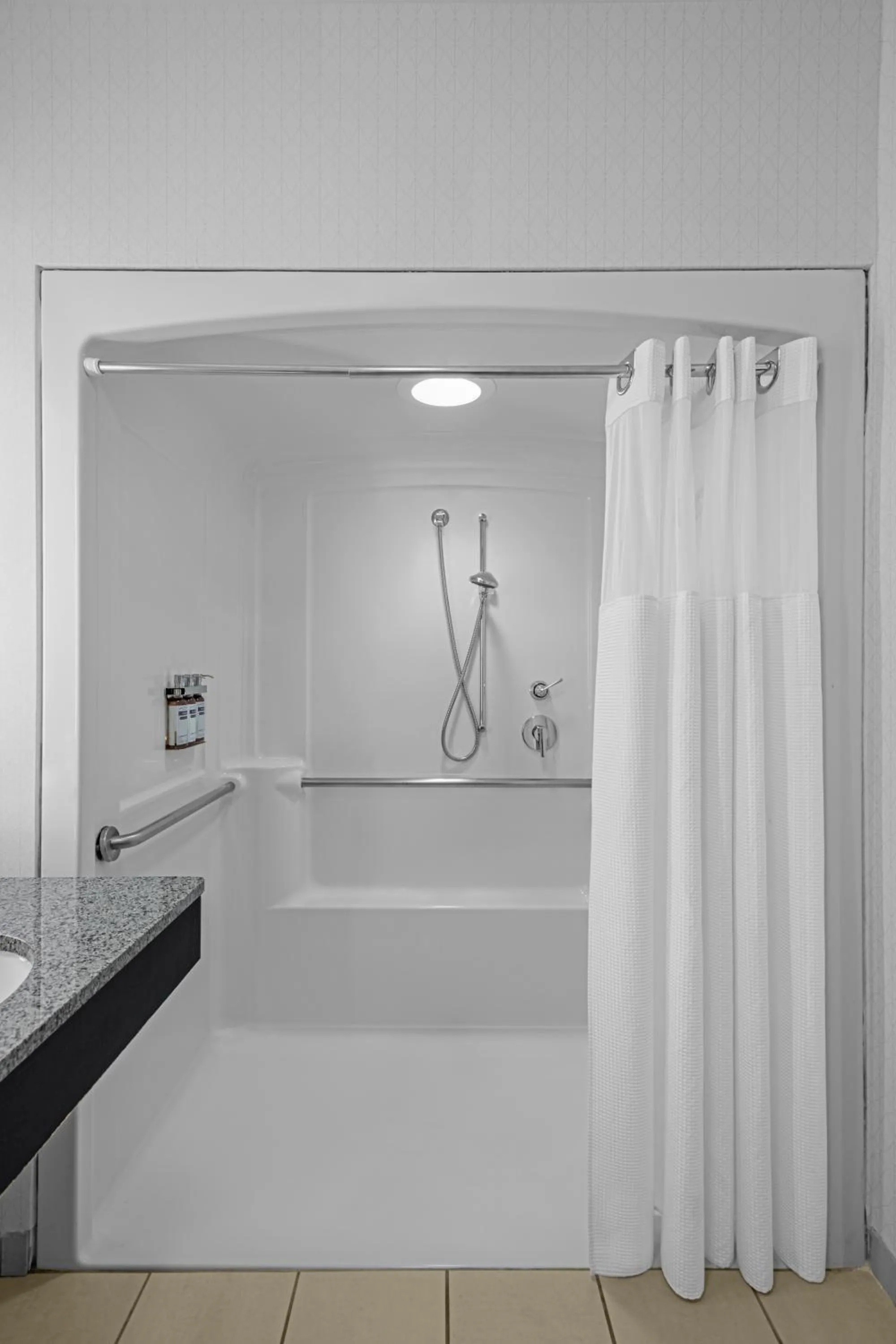 Shower in Hyatt Regency Pittsburgh International Airport