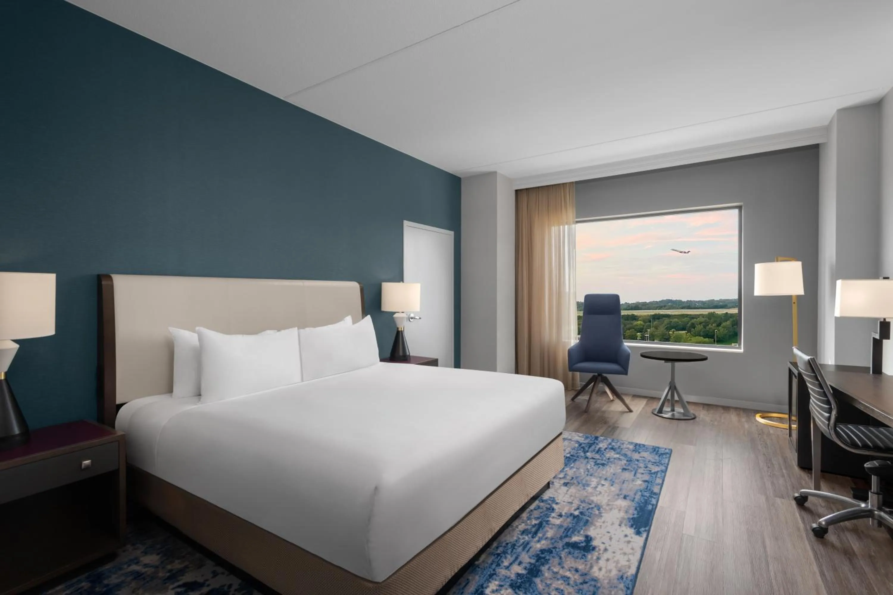 View (from property/room), Bed in Hyatt Regency Pittsburgh International Airport