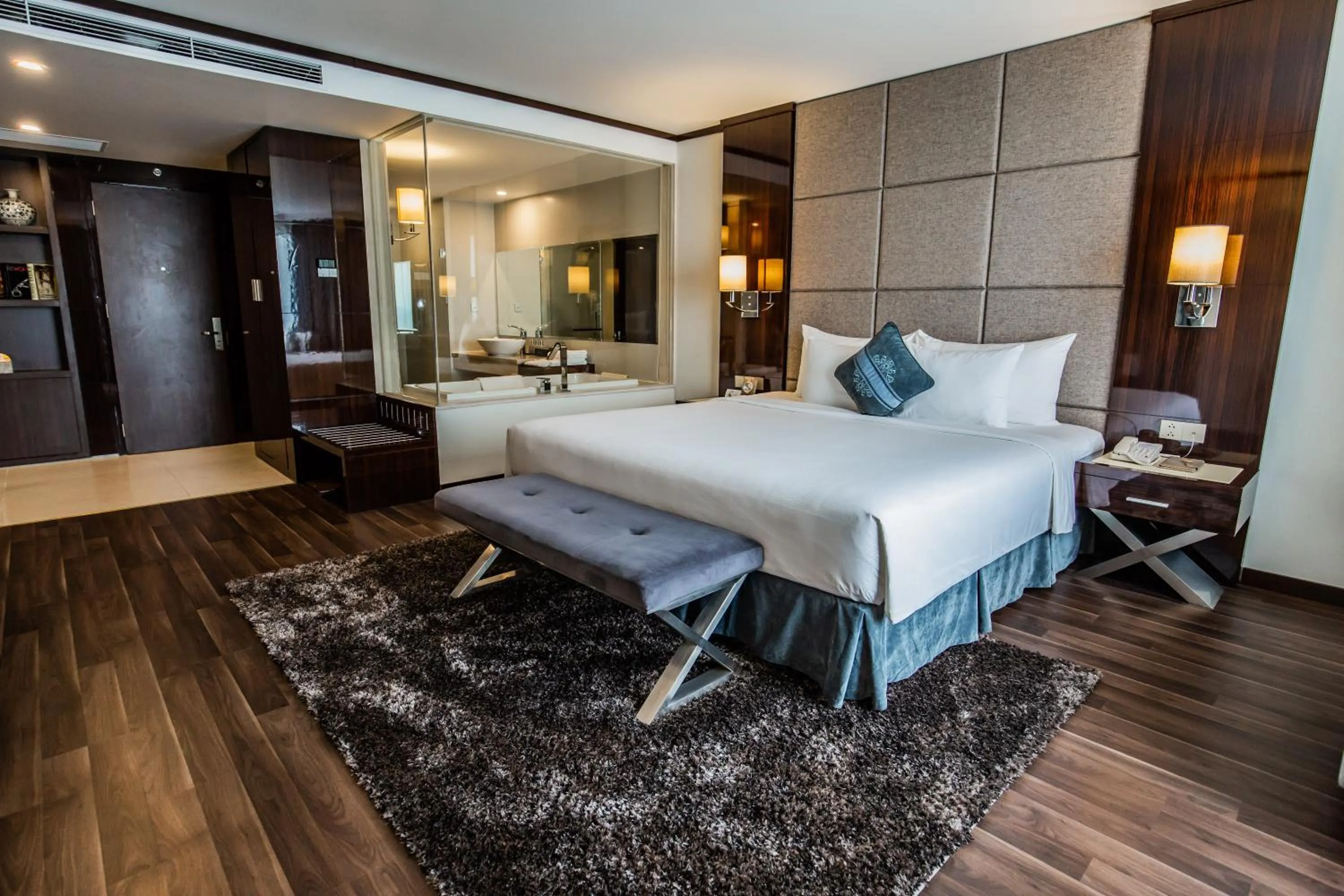Bed in Central Luxury Hạ Long Hotel