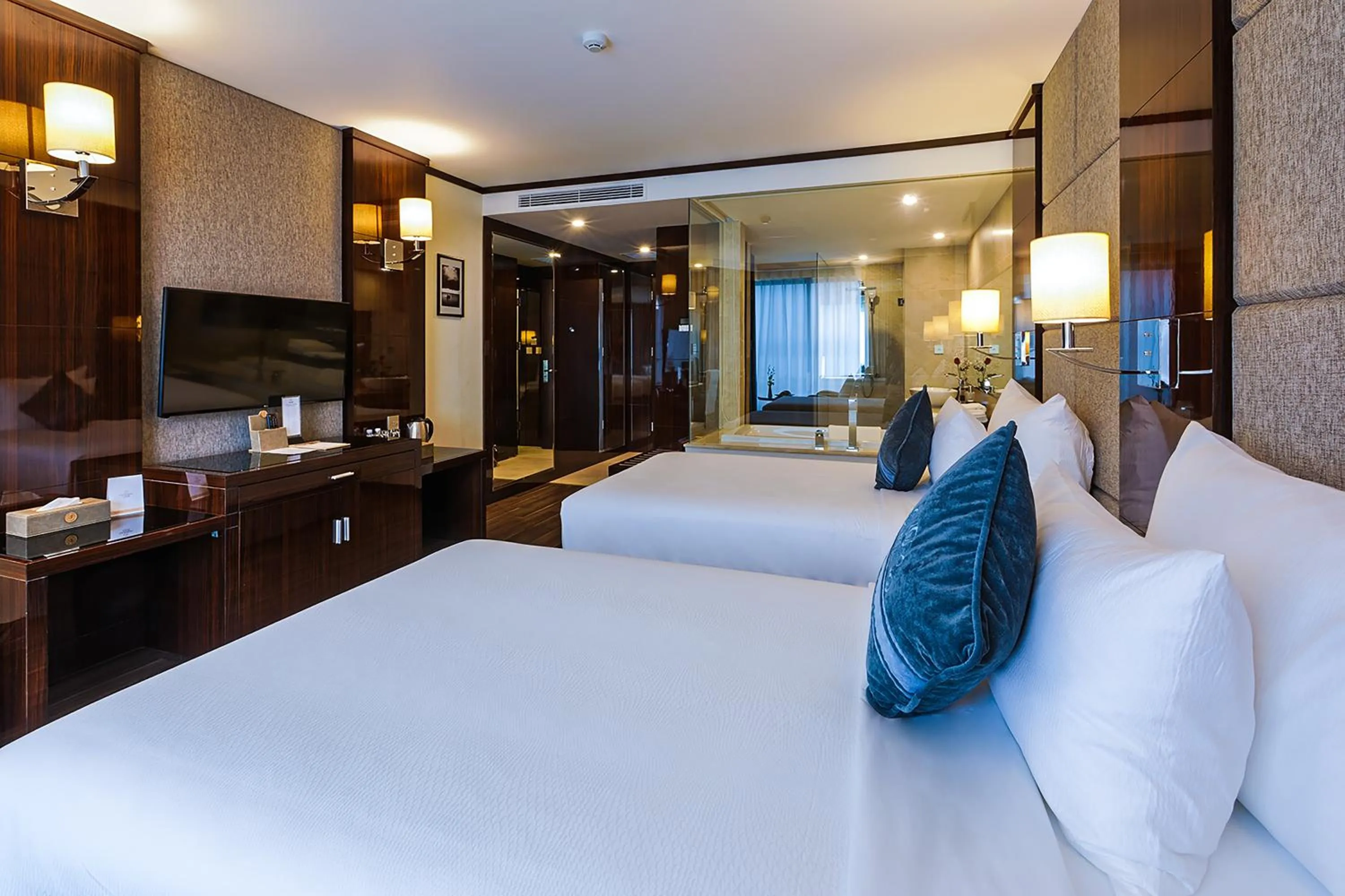 Photo of the whole room, Bed in Central Luxury Hạ Long Hotel