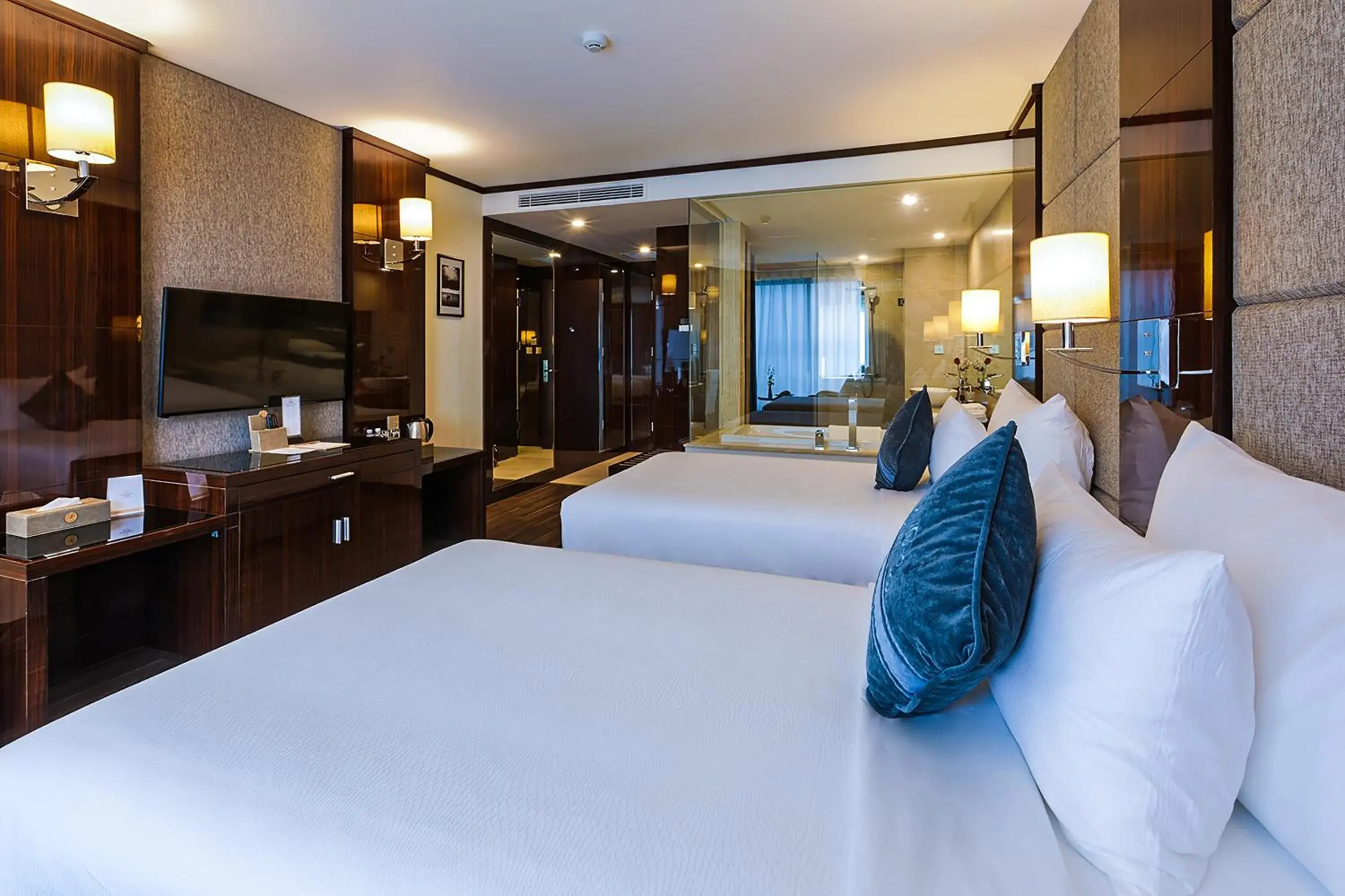 Twin Room with Mountain View in Central Luxury Hạ Long Hotel Twin Room with Mountain View in Central Luxury Hạ Long Hotel