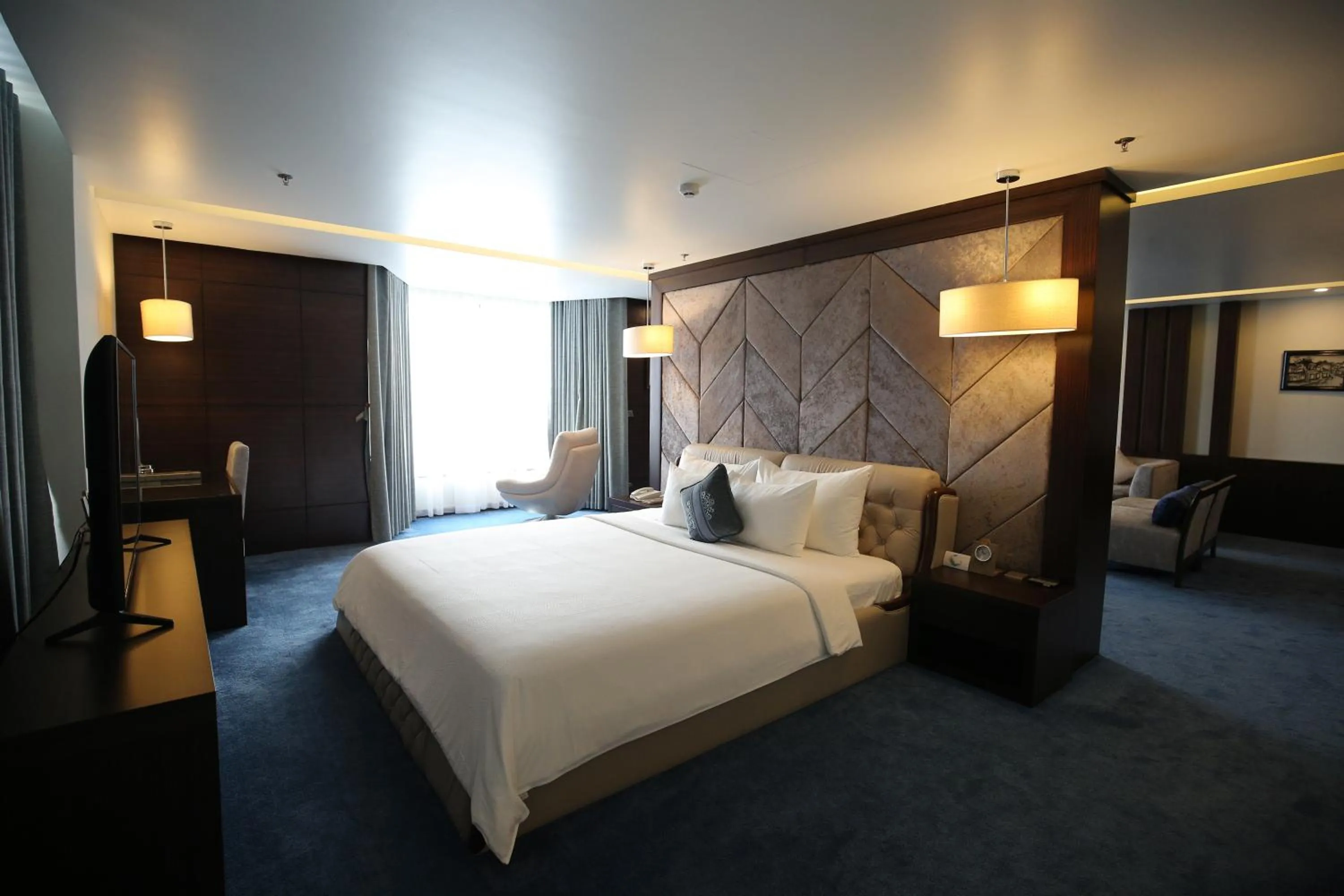 Bed in Central Luxury Hạ Long Hotel