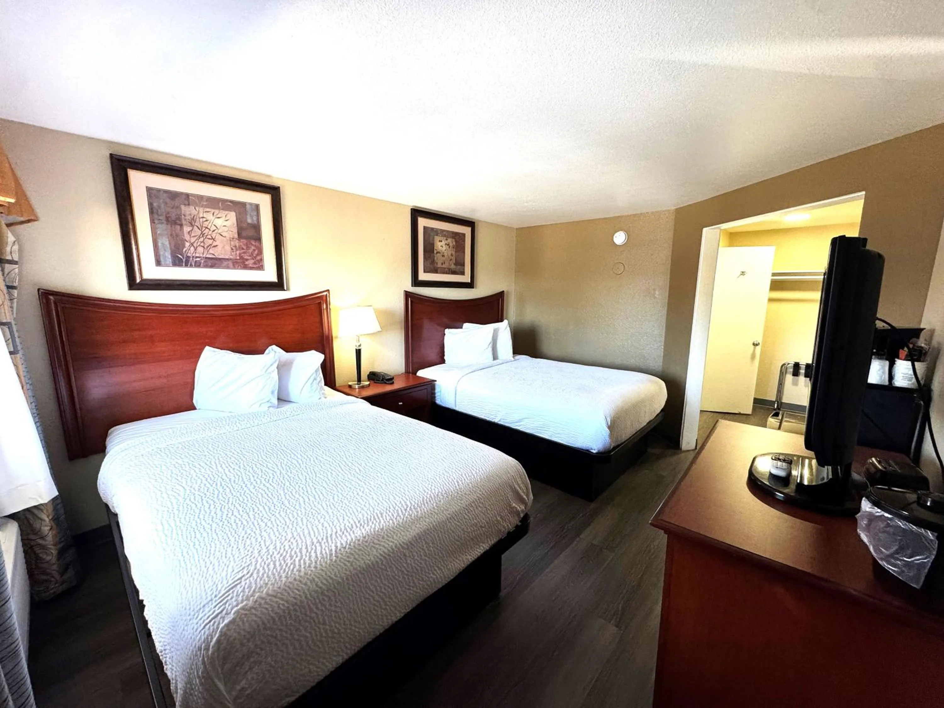 Bedroom, Bed in Travelodge by Wyndham Klamath Falls