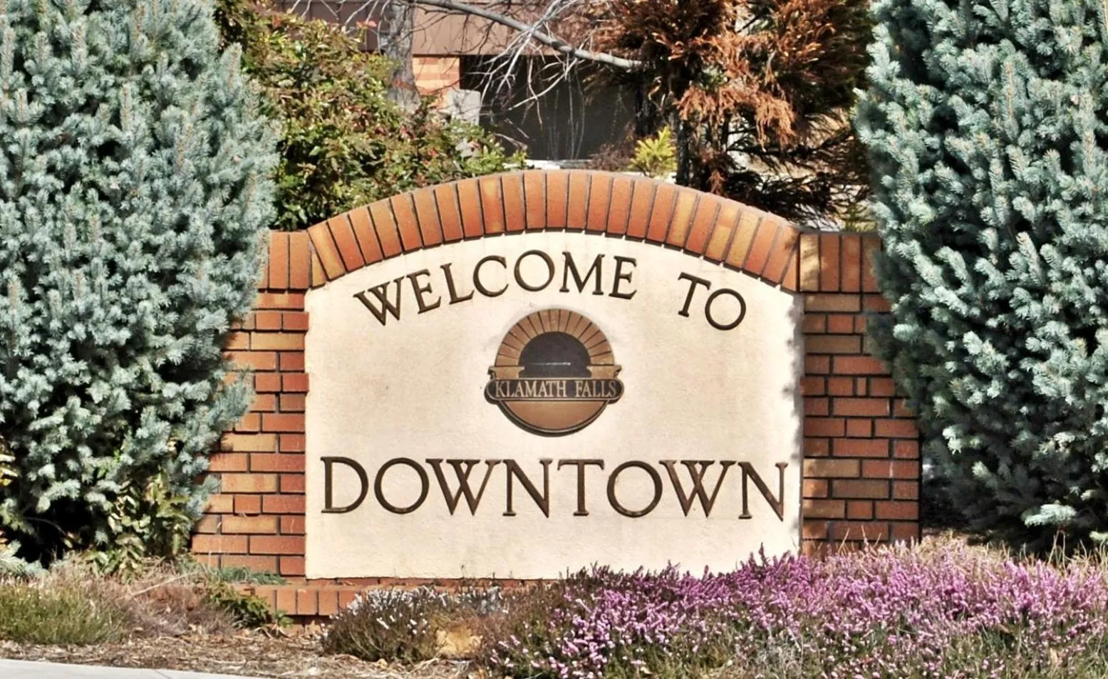 Property logo or sign in Travelodge by Wyndham Klamath Falls