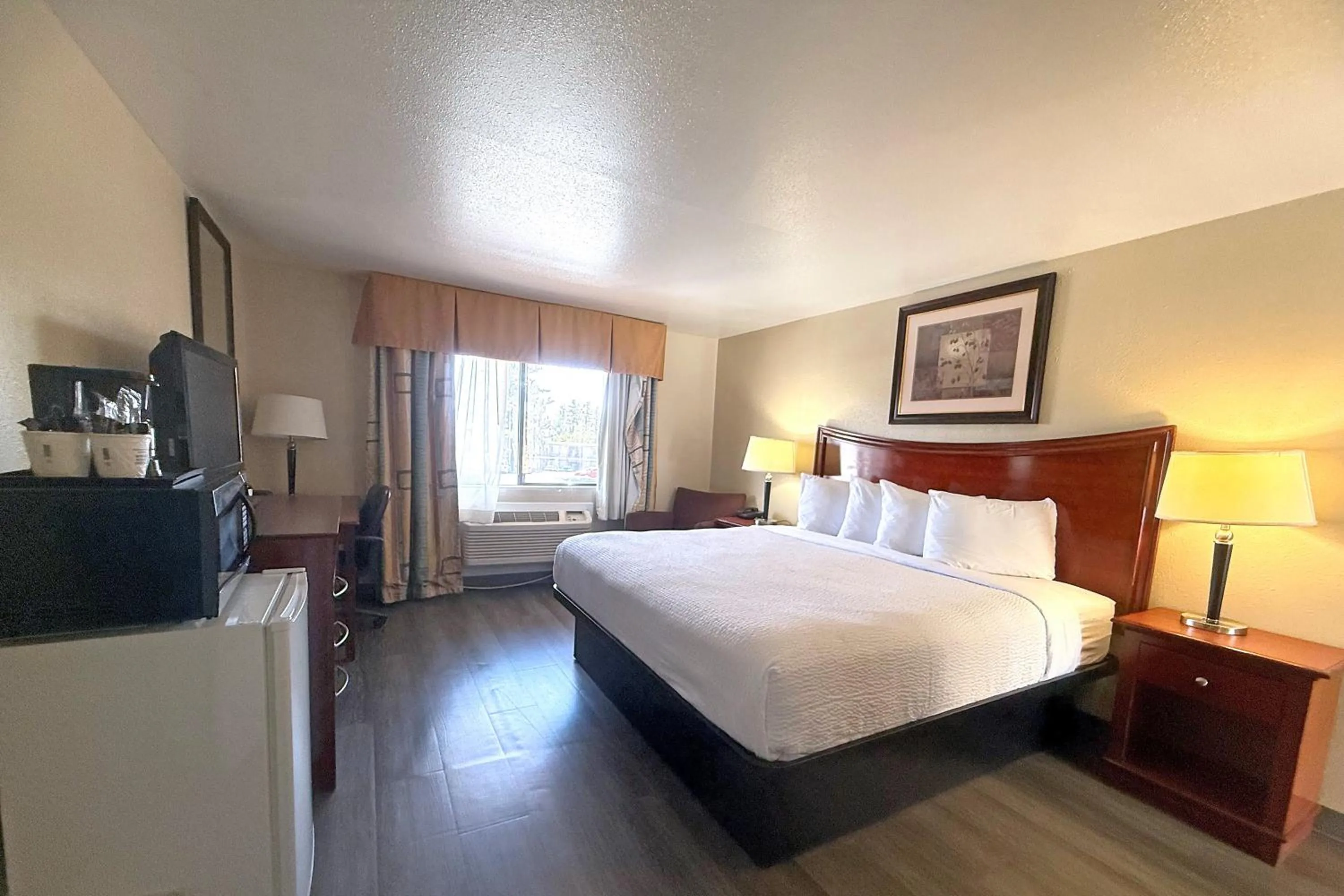 Bed in Travelodge by Wyndham Klamath Falls