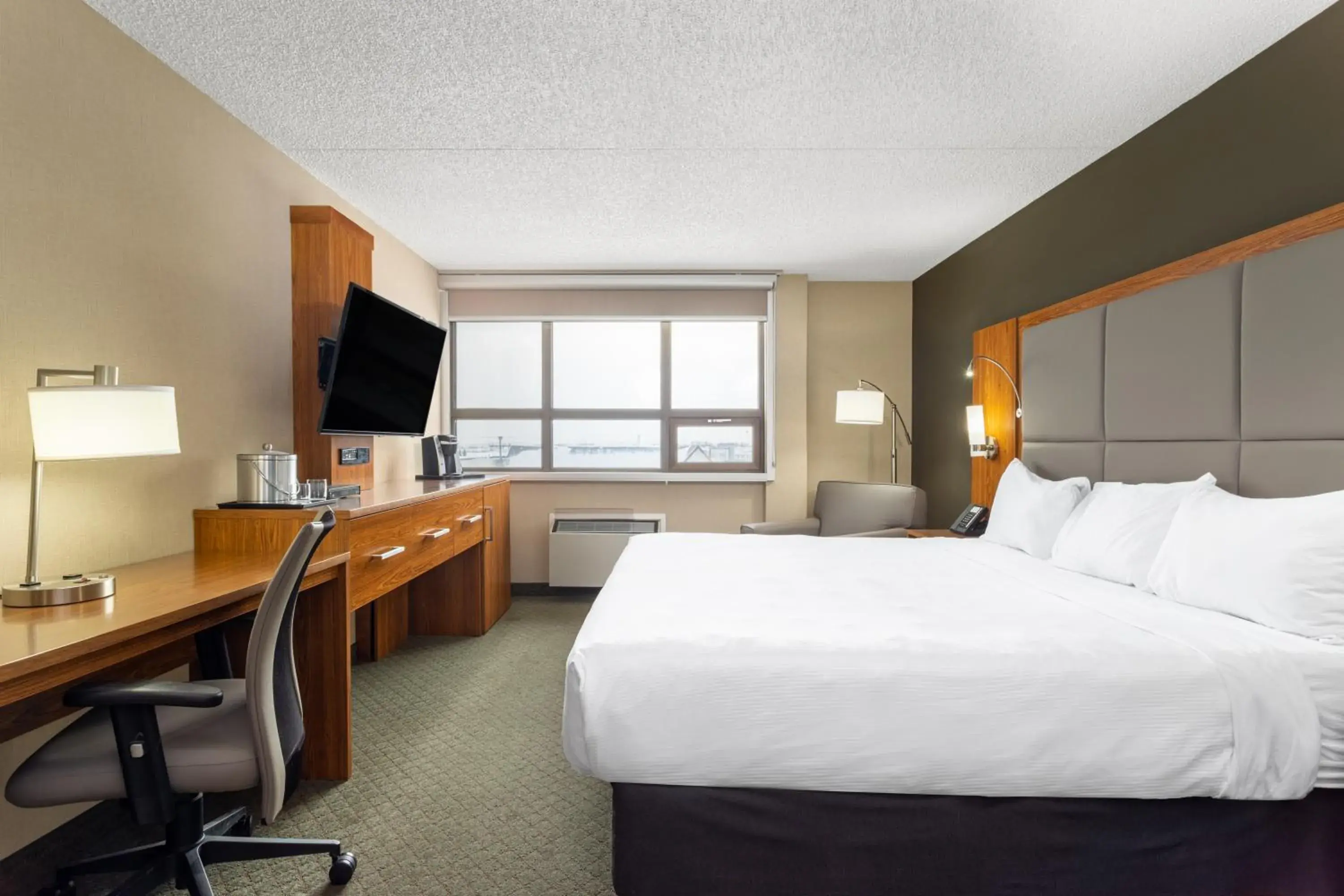 1 King, Mobility Accessible Room, Bathtub w/ Grab Bars, Non-Smoking in Ramada by Wyndham Northern Grand Hotel & Conference Centre 1 King, Mobility Accessible Room, Bathtub w/ Grab Bars, Non-Smoking in Ramada by Wyndham Northern Grand Hotel & Conference Centre