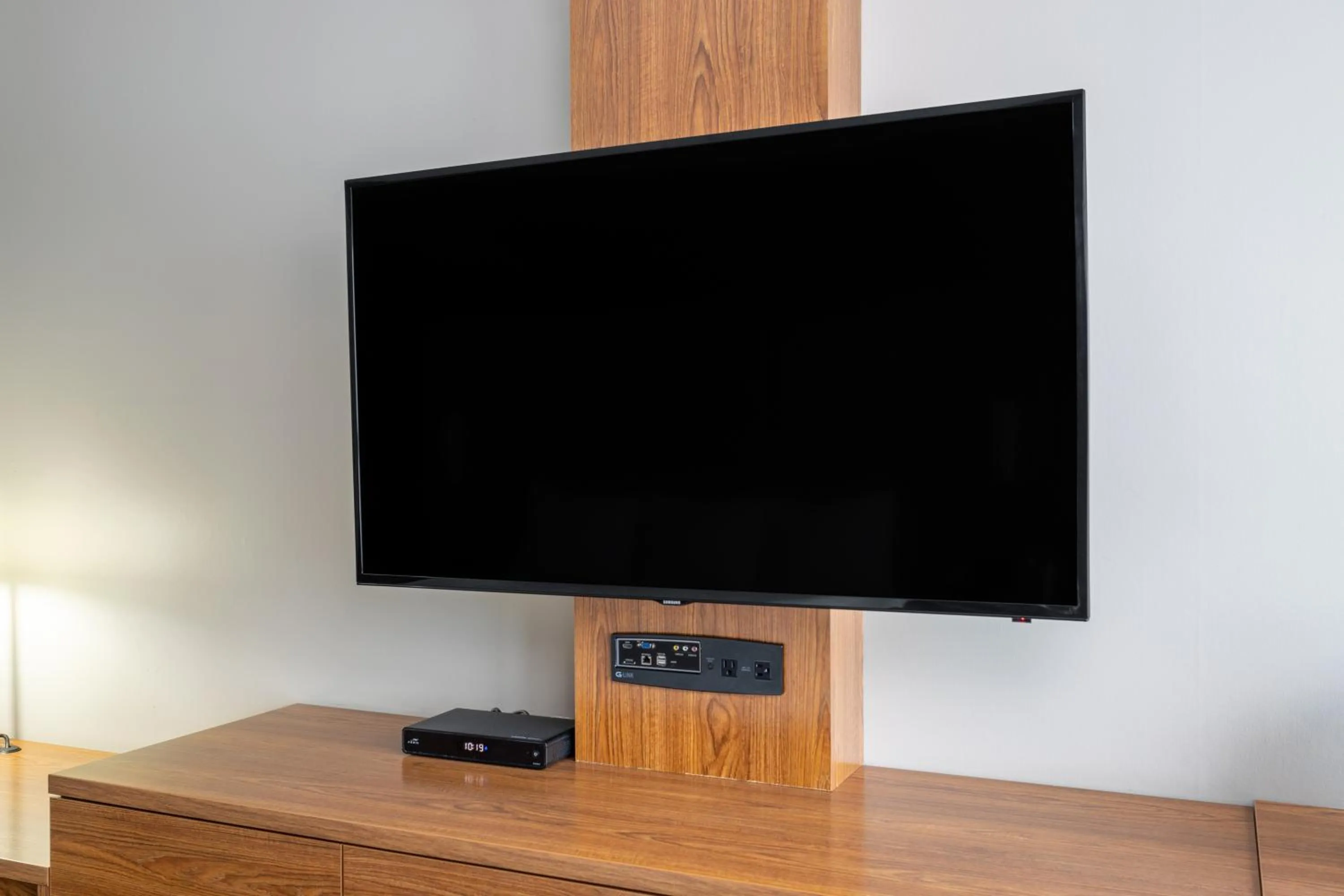 TV and multimedia in Ramada by Wyndham Northern Grand Hotel & Conference Centre