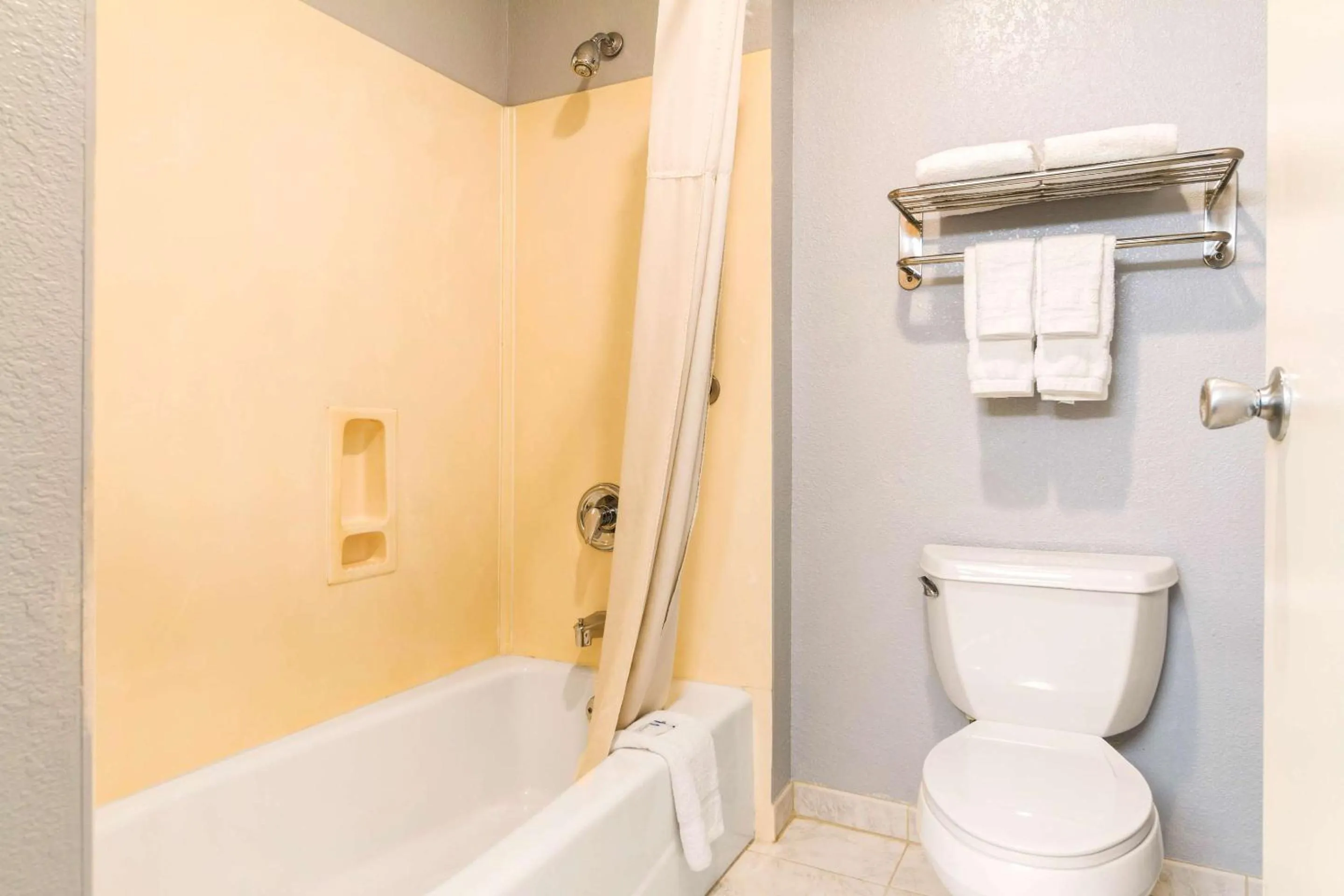 Bedroom in Auburn House Hotel