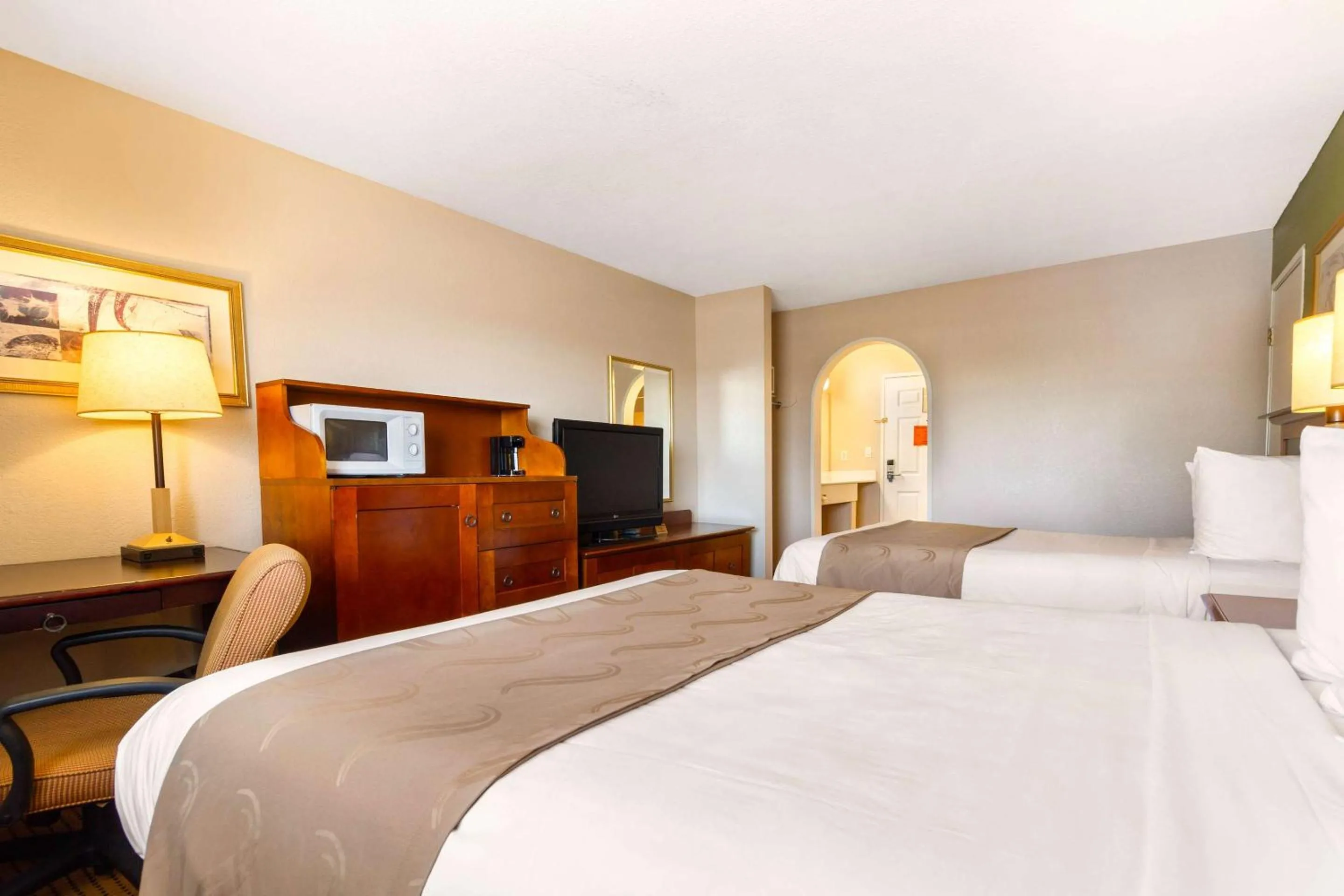 Bedroom, Bed in Auburn House Hotel