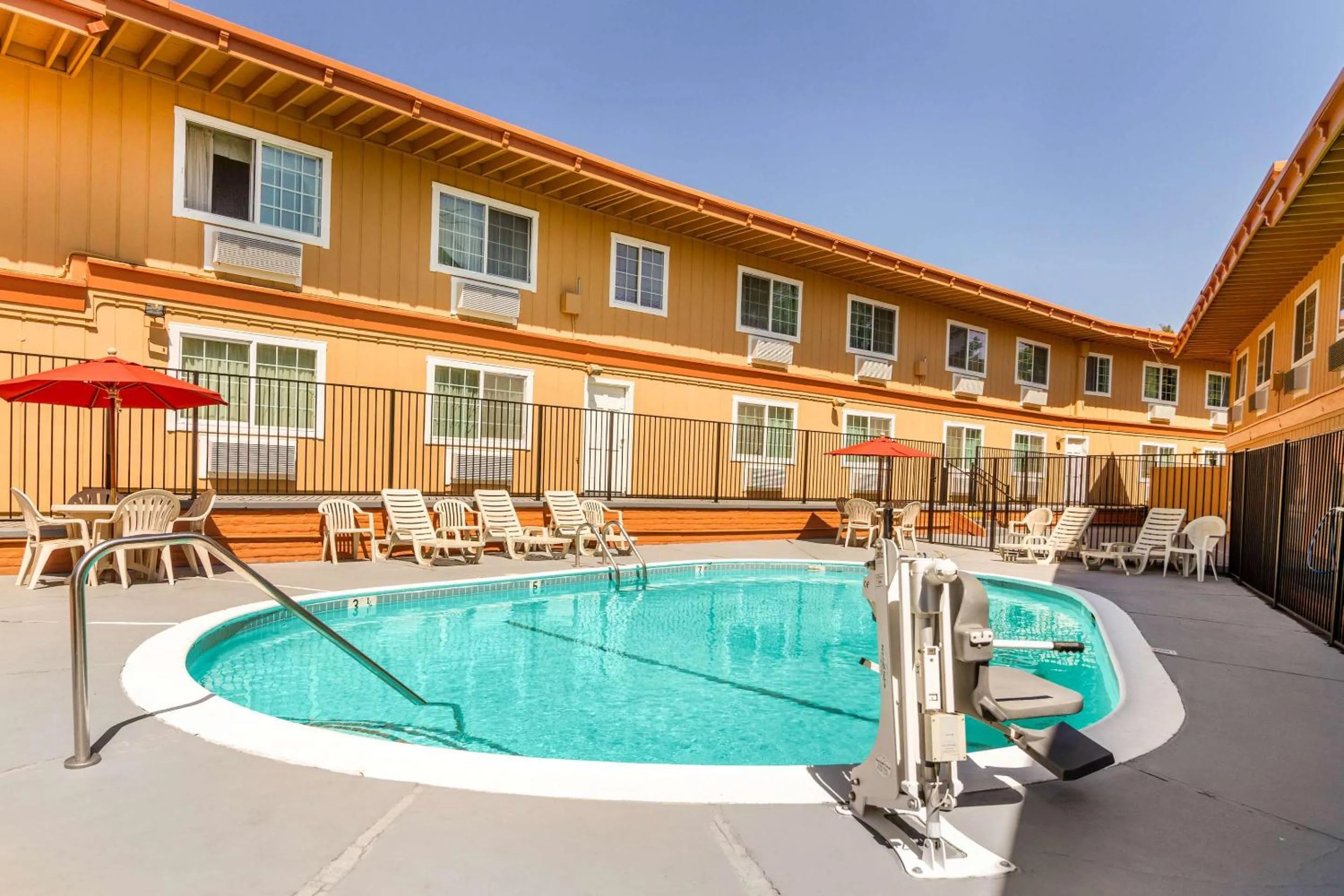 Swimming pool in Auburn House Hotel