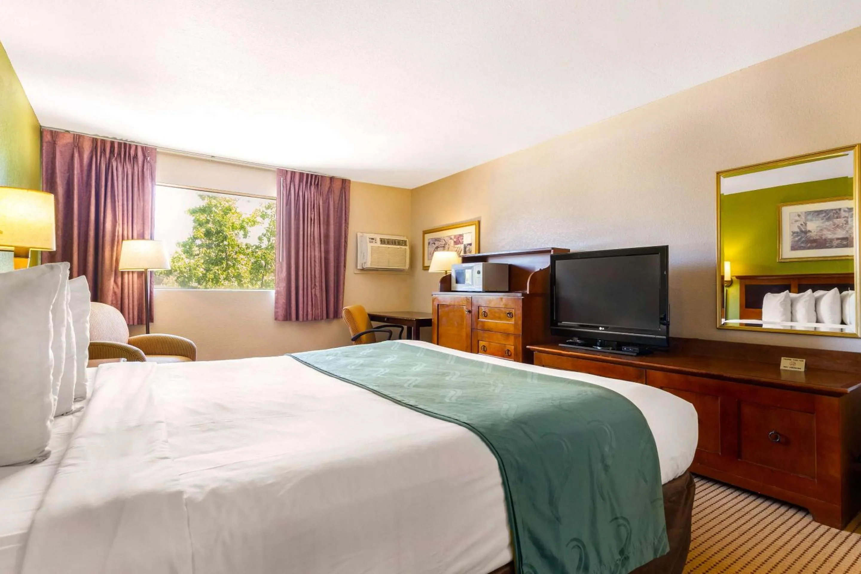 Bedroom, Bed in Auburn House Hotel