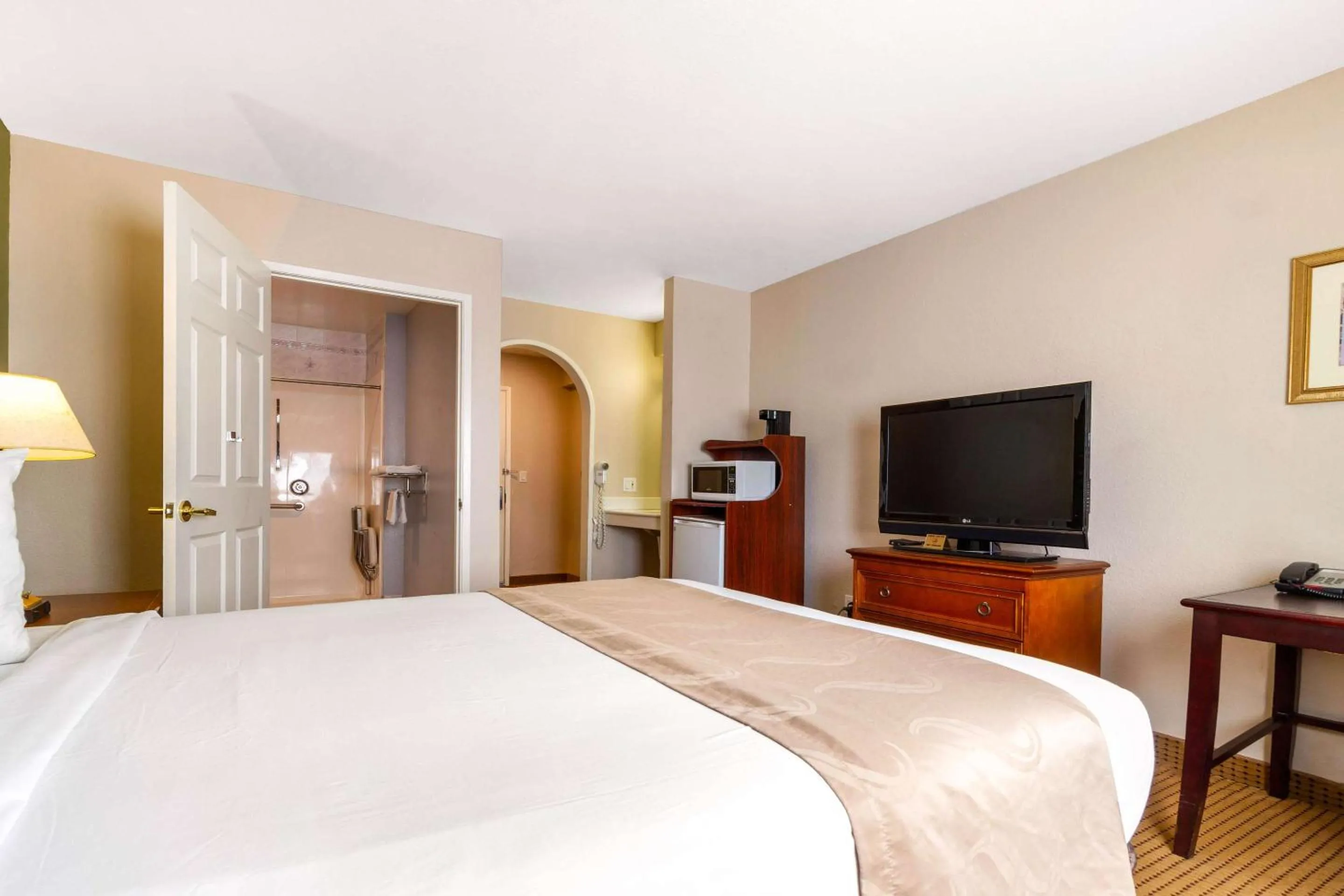 Bedroom, Bed in Auburn House Hotel