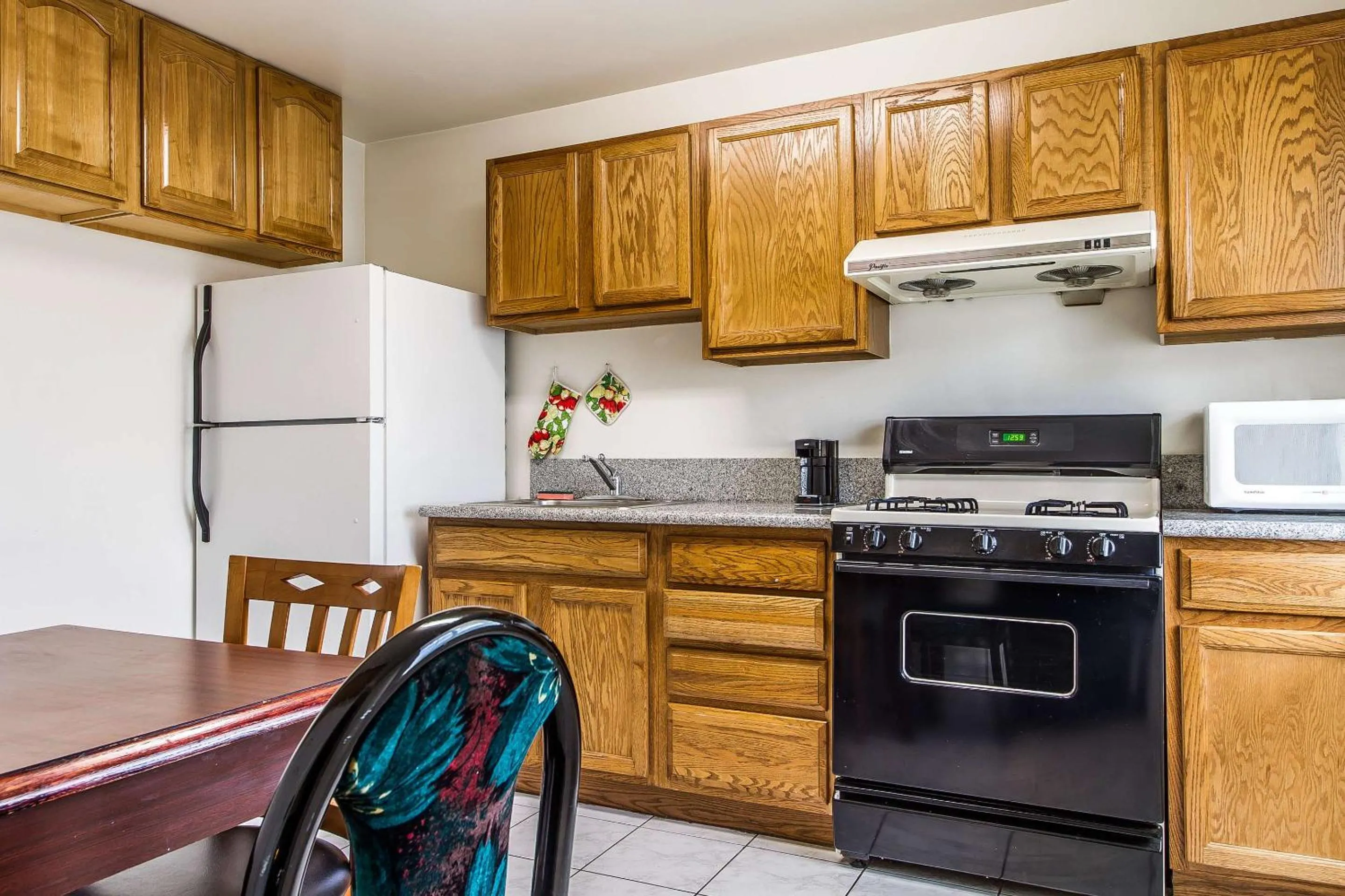 Bedroom in Auburn House Hotel