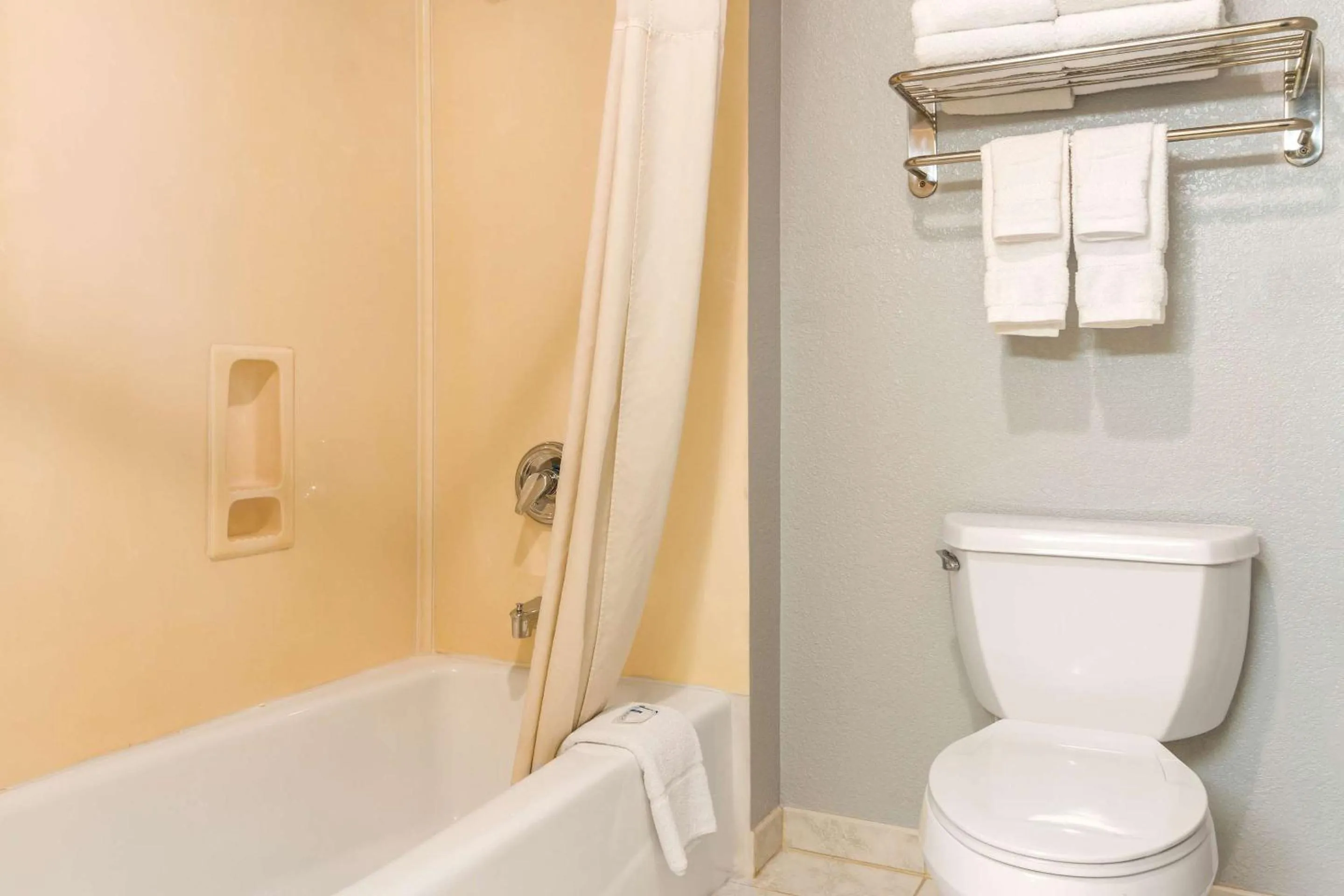 Bedroom in Auburn House Hotel