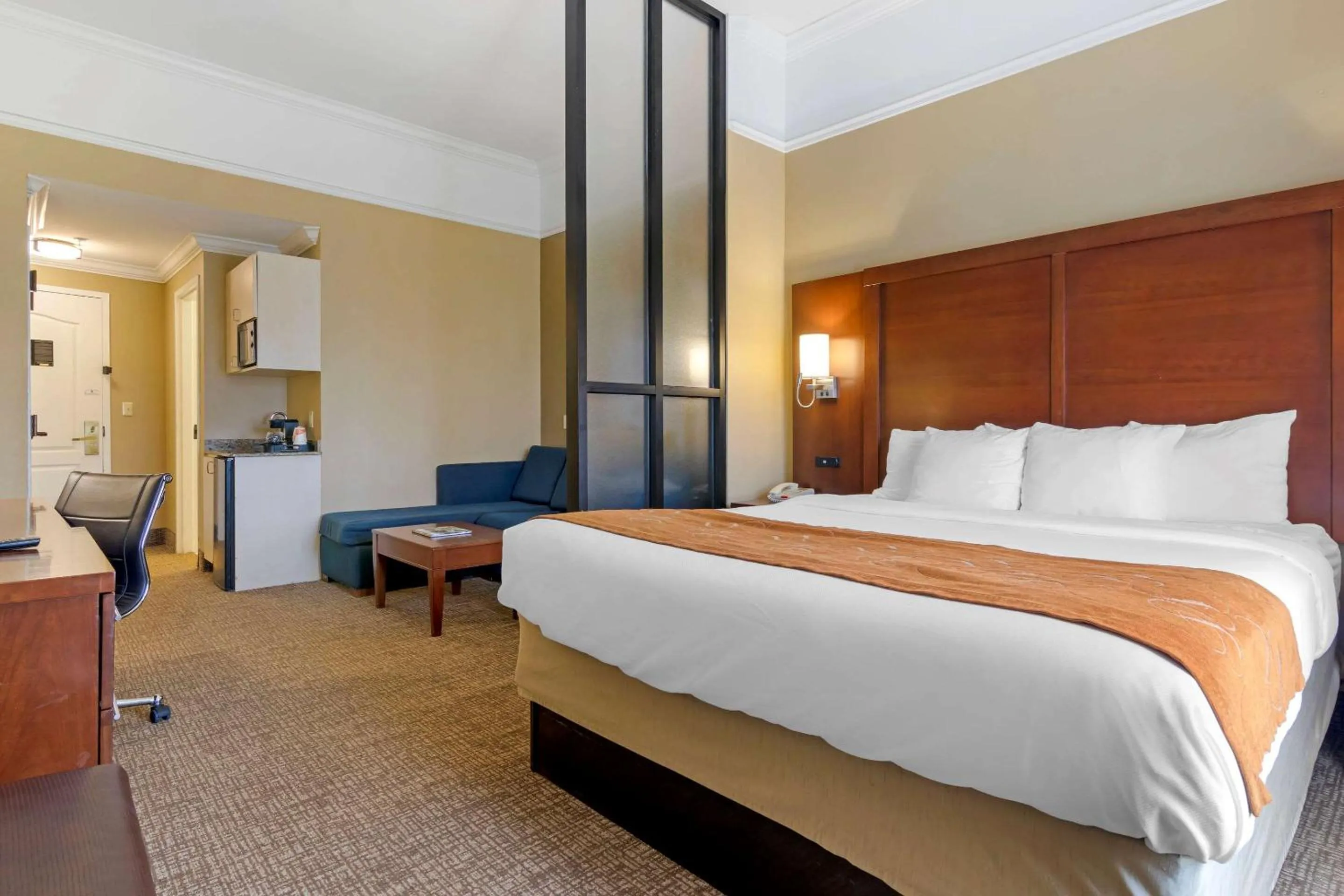 Photo of the whole room, Bed in Comfort Suites Savannah North