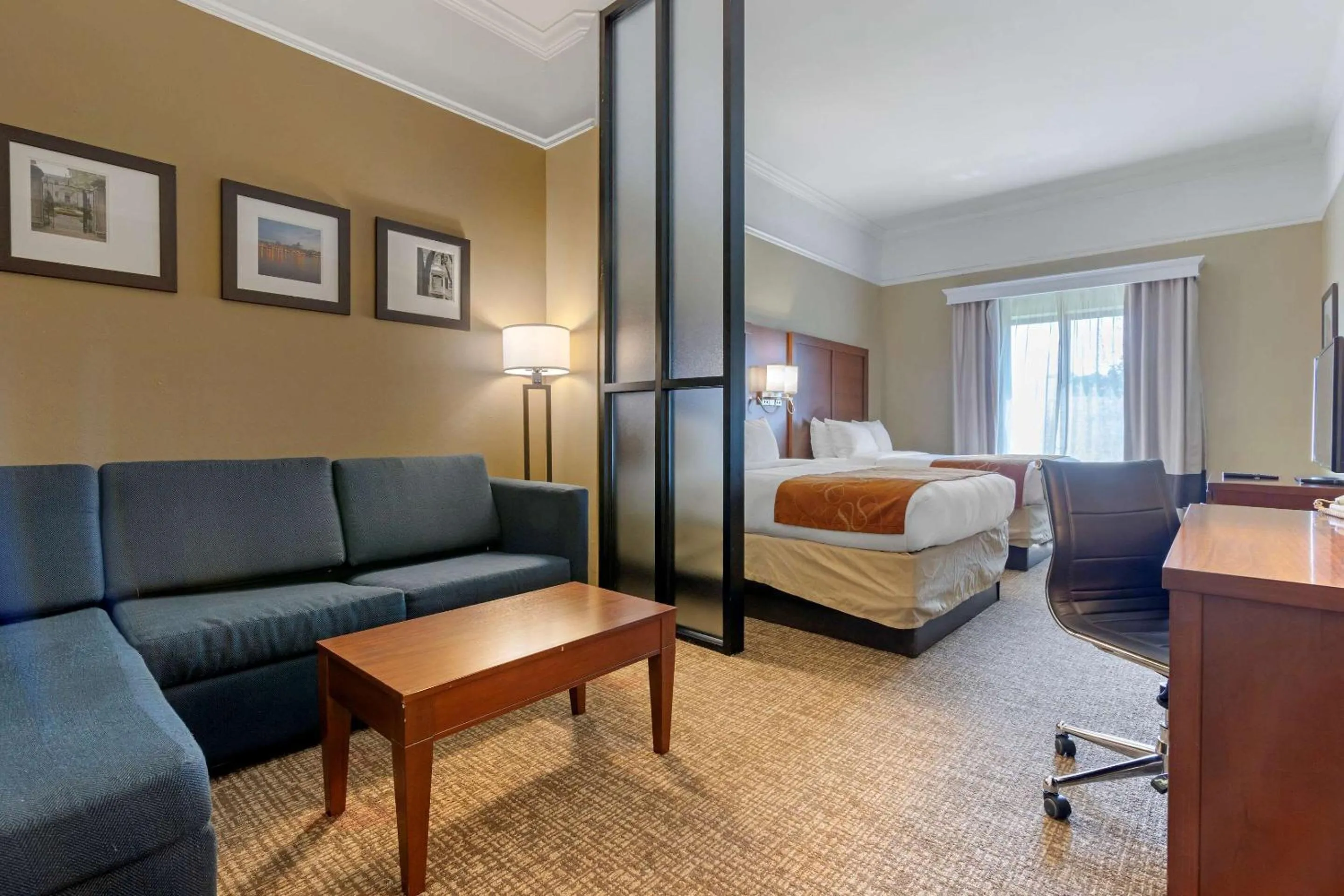 Photo of the whole room, Bed in Comfort Suites Savannah North