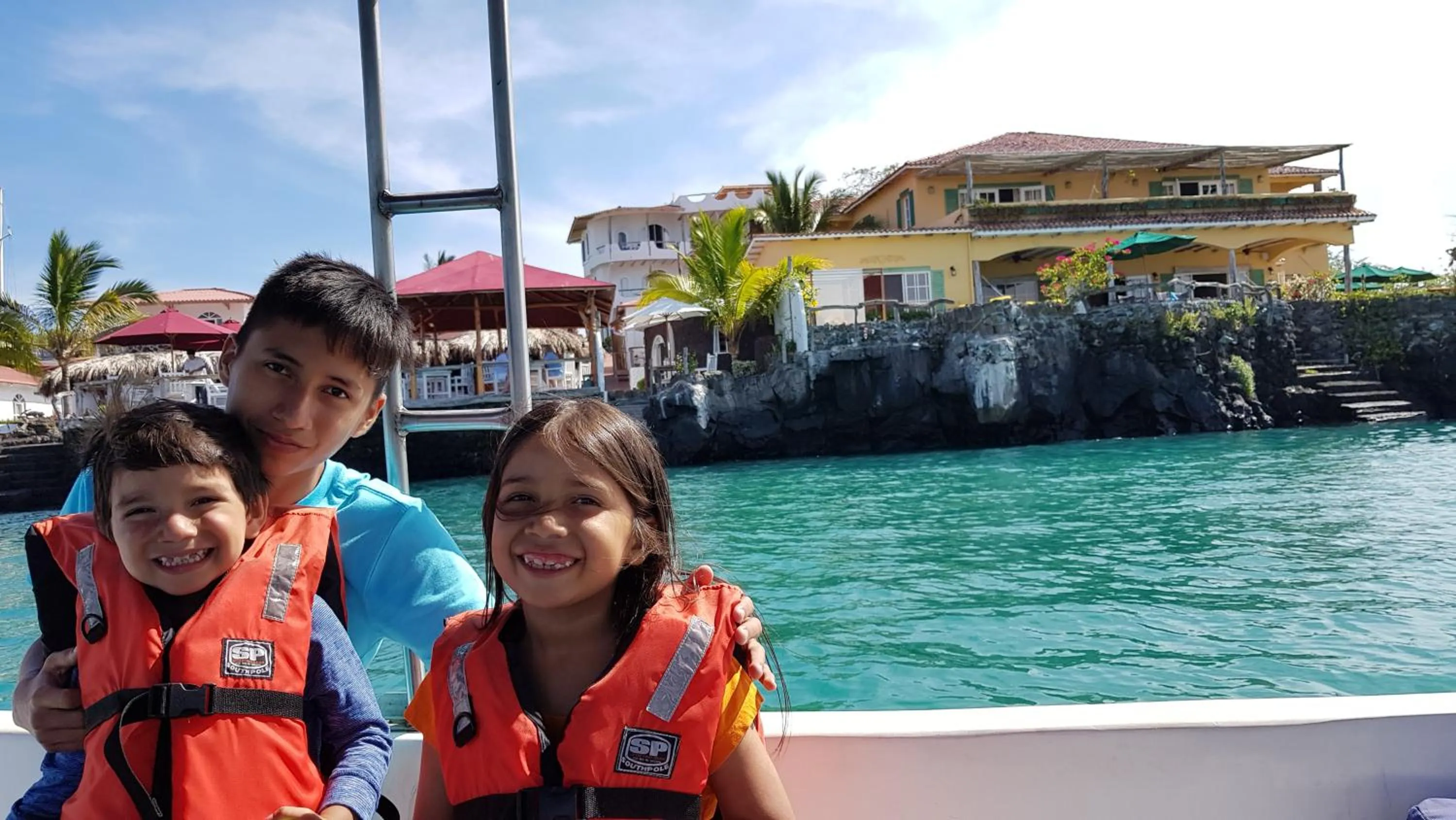 People in Galapagos Verde Azul