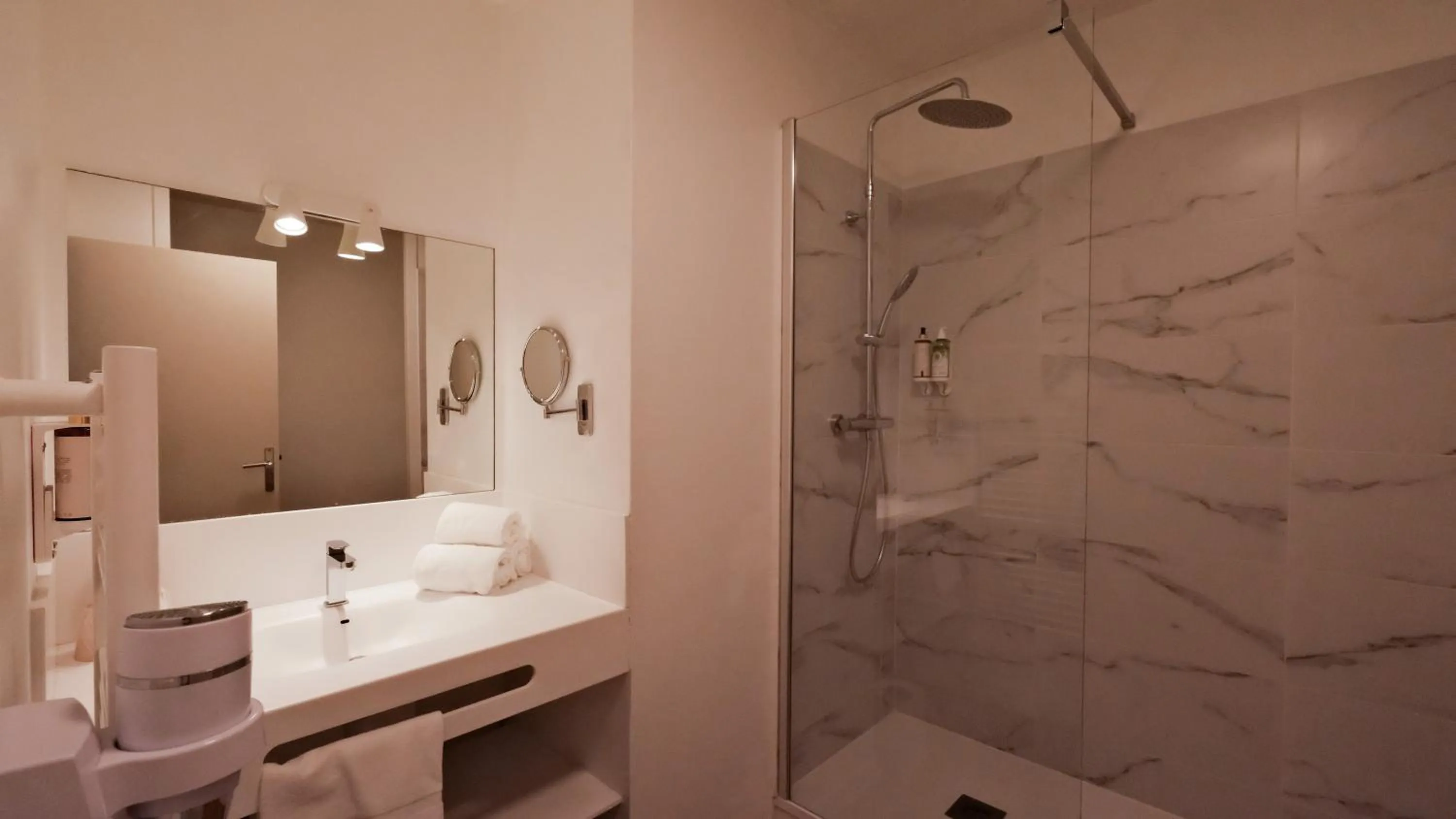 Shower in Le Bois d'Imbert - Memory Collection