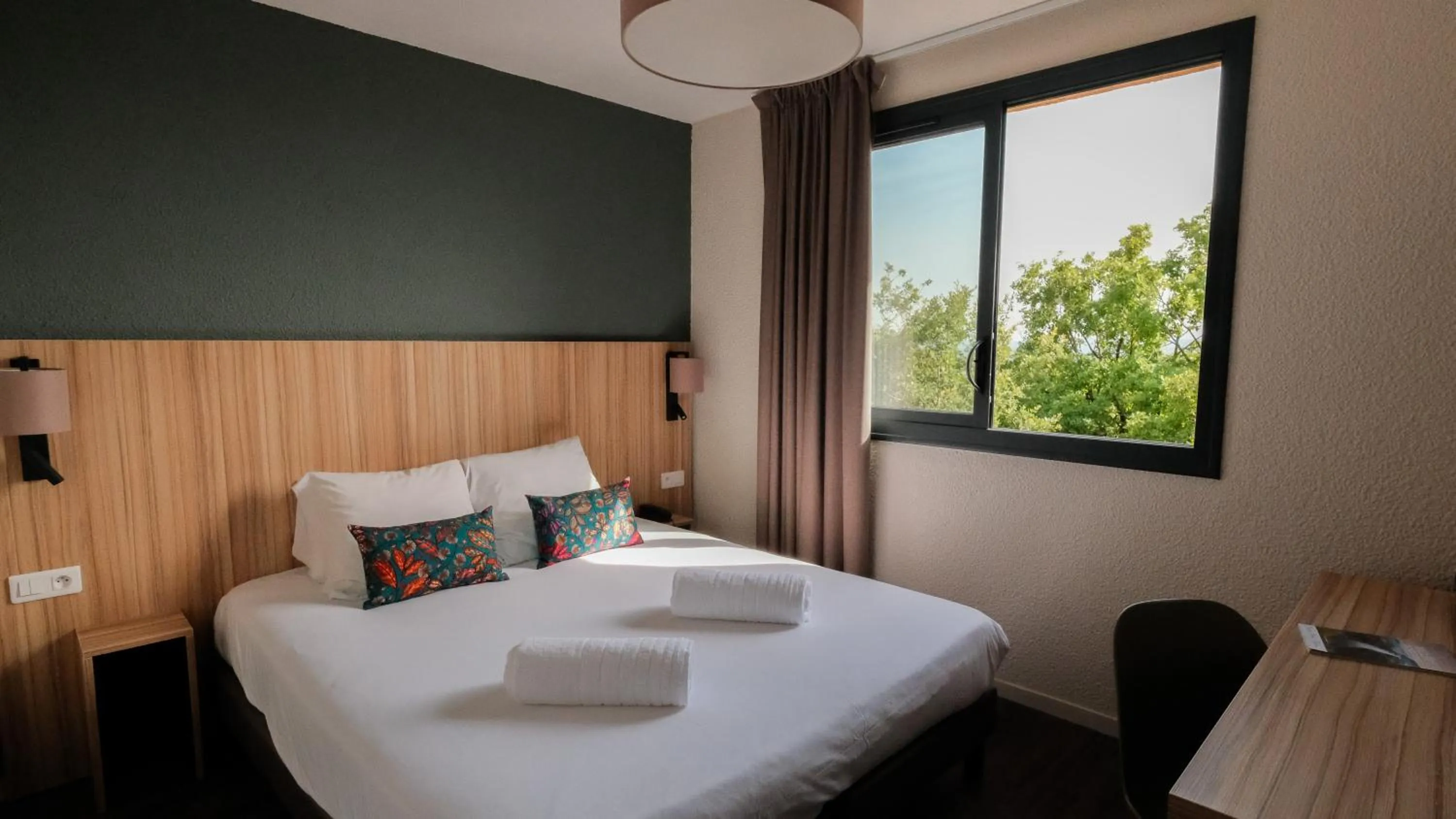 Photo of the whole room, Bed in Le Bois d'Imbert - Memory Collection